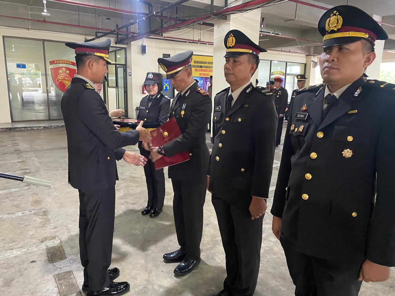 Polres Metro Bekasi Kota Gelar Upacara PeganugerahanTanda Kehormatan Satyalancana Pengabdian kepada Personel