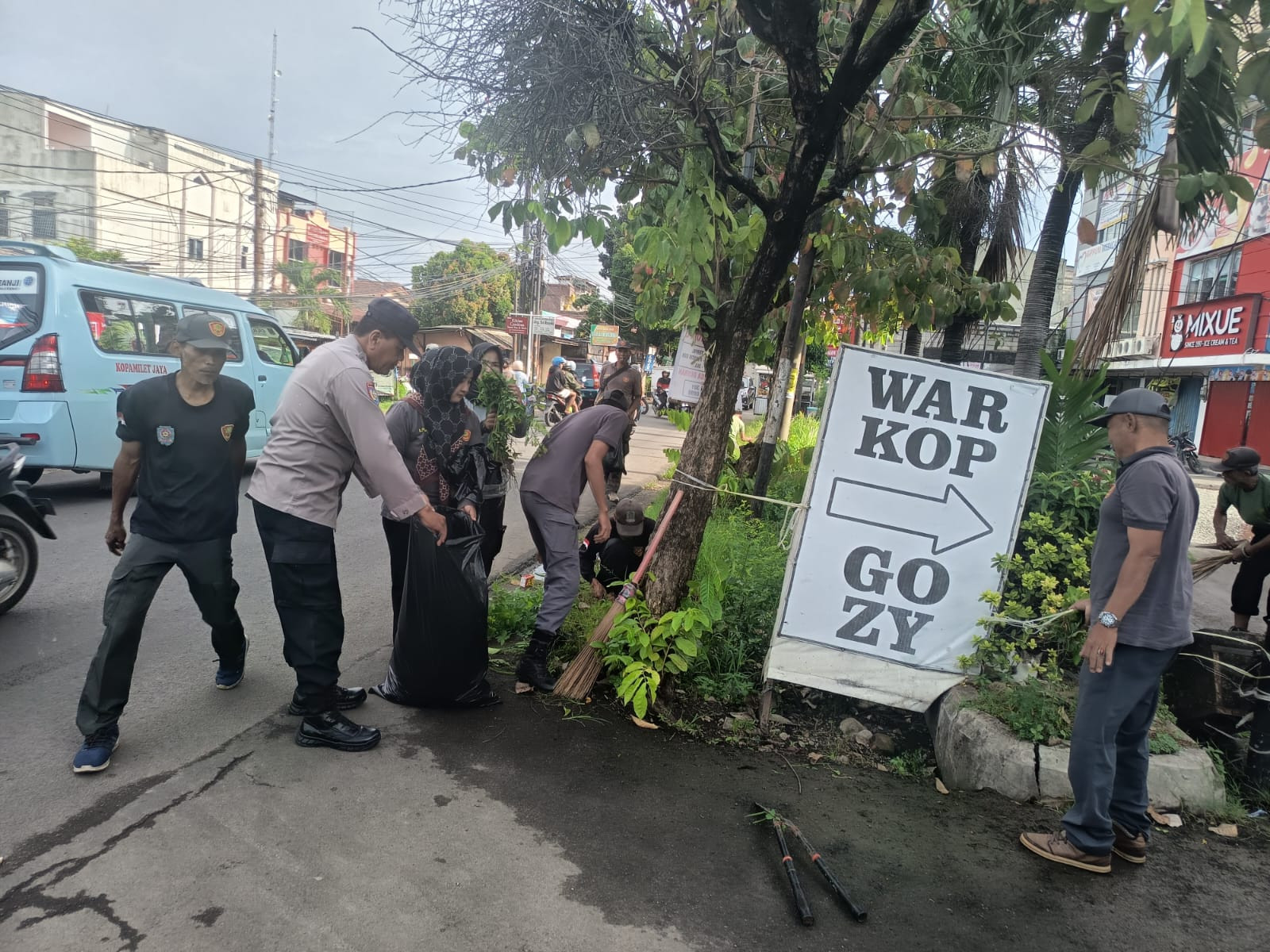 Bhabinkamtibmas Jakasampurna Giatkan Gerakan Sabtu Bersih Bersama Warga