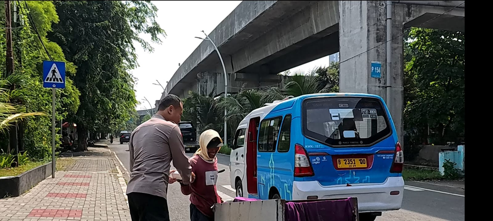 Polsek Kelapa Gading Gelar Jumat Peduli, Bagikan 50 Nasi Kotak untuk Ojol dan Warga