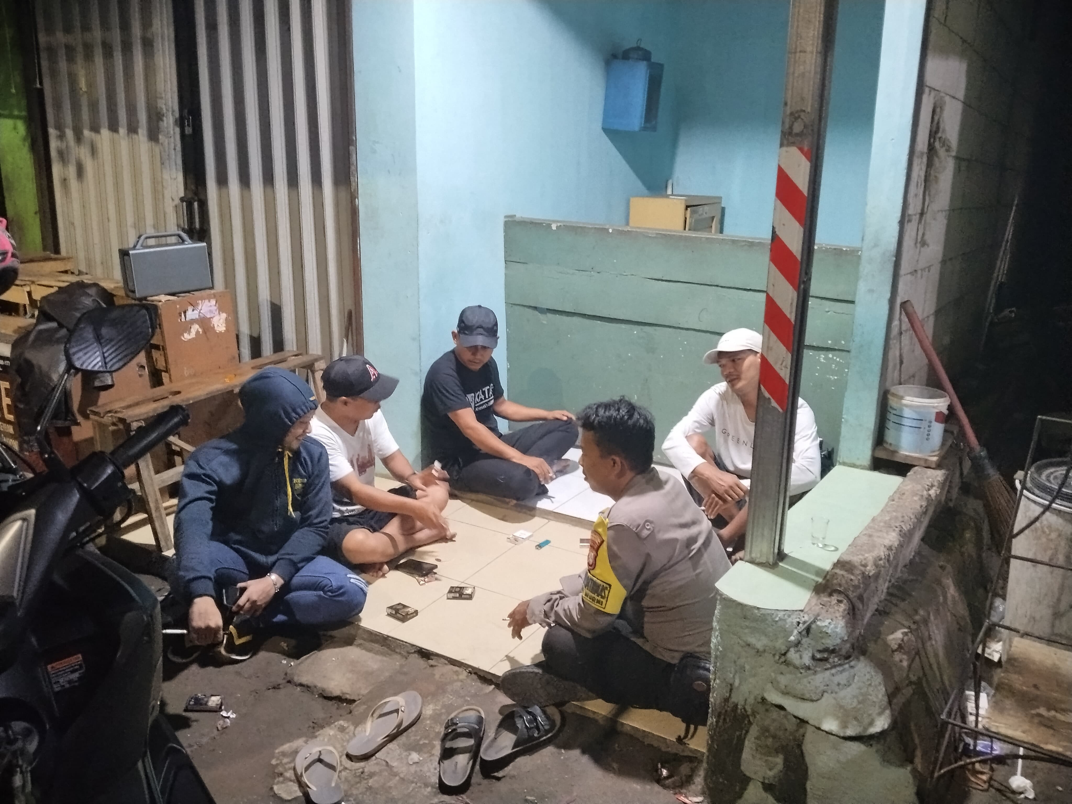 Jaga Lingkungan Dini Hari, Bhabinkamtibmas Pondok Gede Sambangi Pos Kamling Jatimurni; Peringatkan Warga Soal Judi Online dan Tawuran Remaja