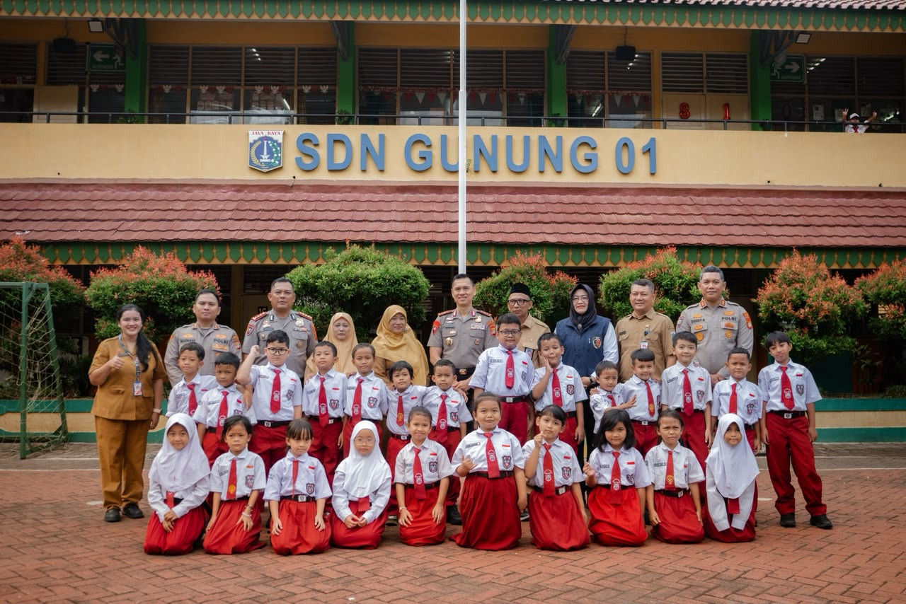 Sambangi SDN Gunung 01, Kapolda Metro Jaya Ajak Siswa Biasakan Tertib dan Saling Peduli