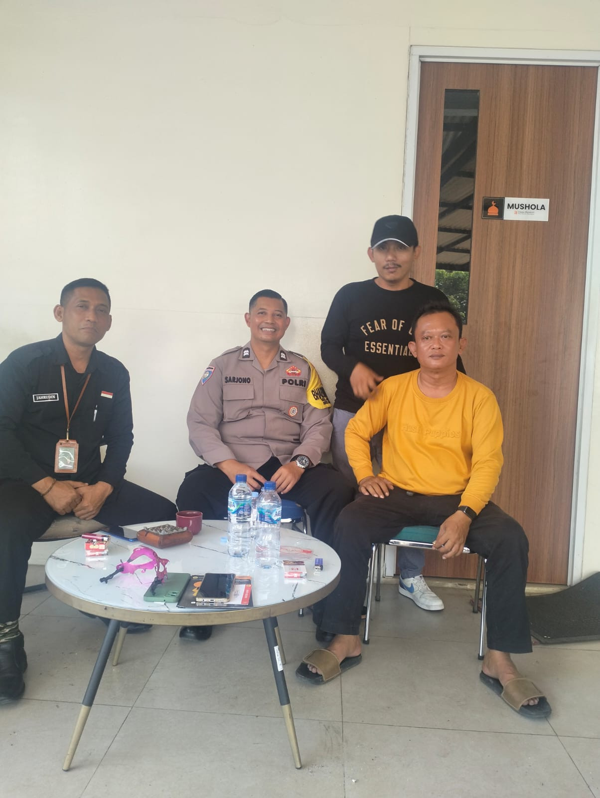 Jaga Kemitraan, Bhabinkamtibmas Bantargebang Sambangi Pos Keamanan Warga