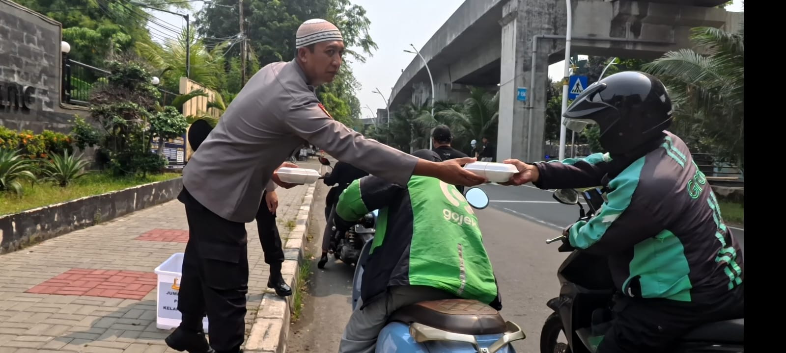 Polsek Kelapa Gading Gelar Jumat Peduli, Bagikan 50 Nasi Kotak untuk Ojol dan Warga