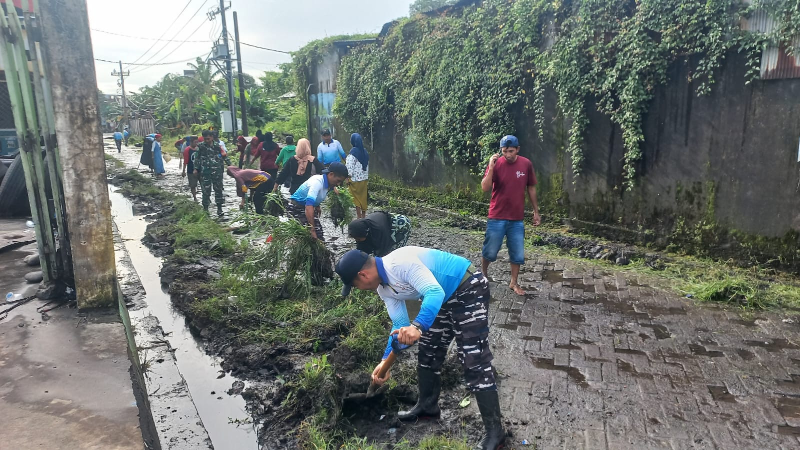 Dukung Program Indonesia ASRI, Prajurit Satlinlamil 3 Bersama Masyarakat Laksanakan Karya Bakti Bersih Lingkungan