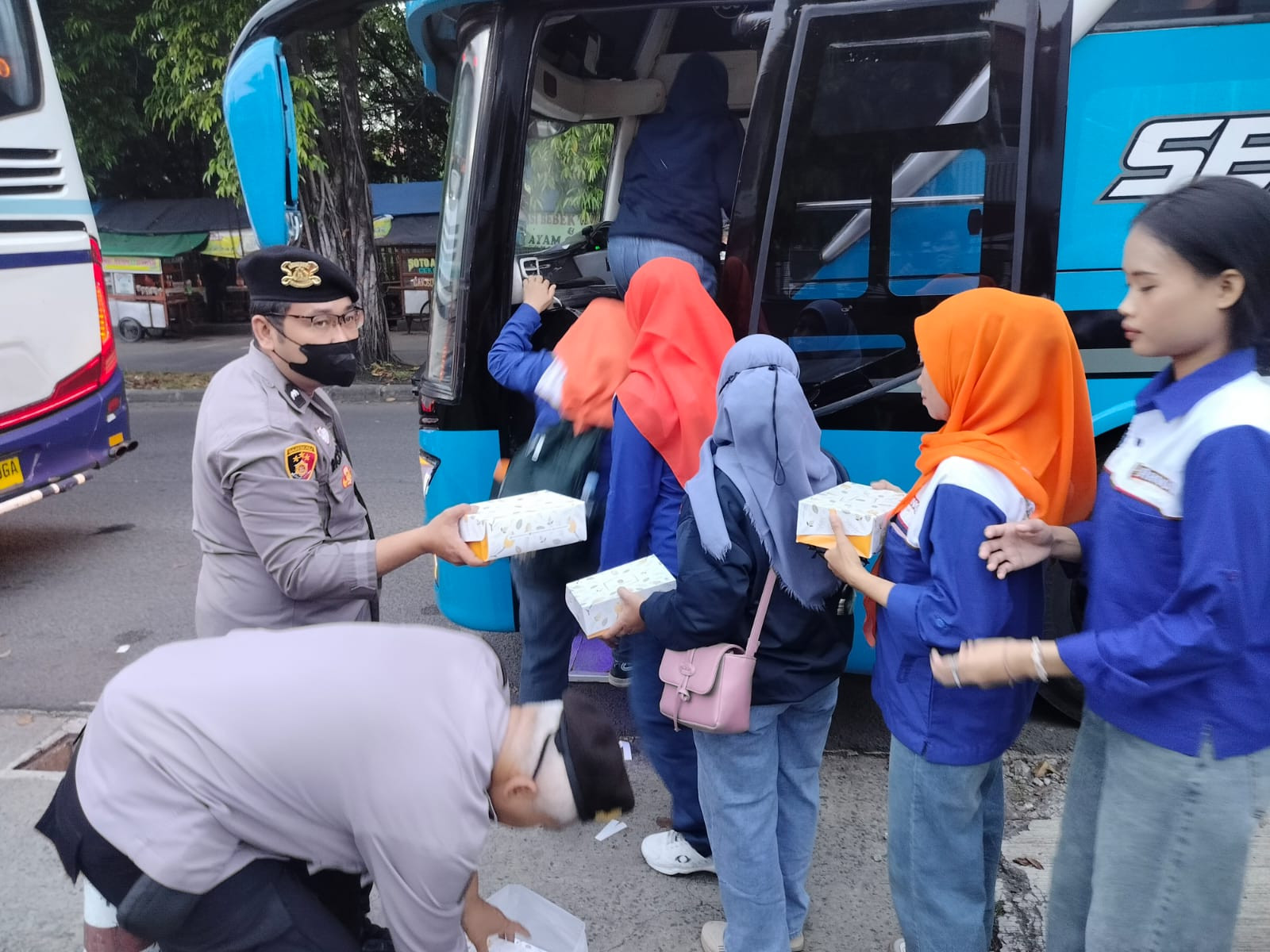 Kawal May Day, Polsek Medansatria Pastikan Keberangkatan Ratusan Buruh PT Arnorts ke Monas Kondusif