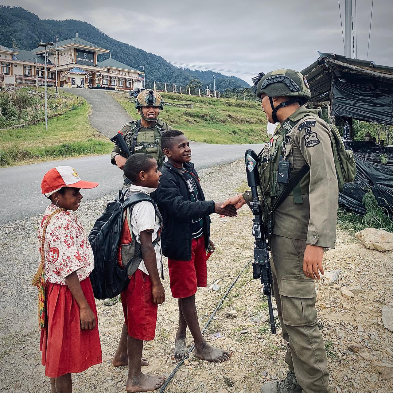Sentuhan Damai Operasi Damai Cartenz: Patroli Humanis Perkuat Kepercayaan Warga Intan Jaya