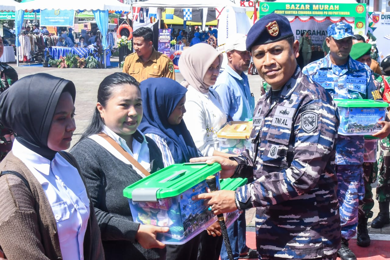 TNI Prima-TNI Rakyat-Indonesia Maju, Sinergi TNI di Maluku Gelar Pasar Murah dan Pembagian Sembako Songsong HUT Ke-80 TNI