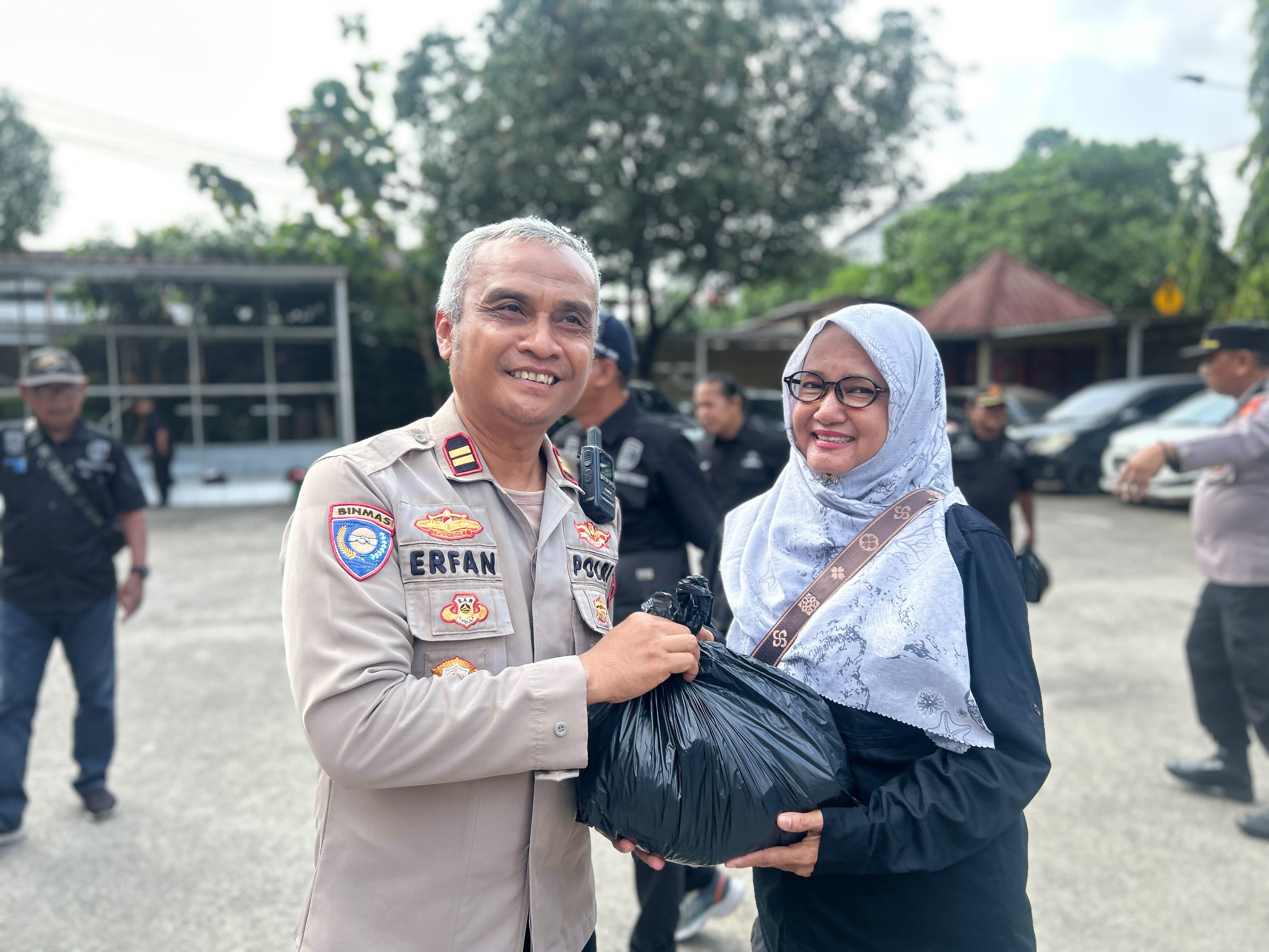 Jumat Peduli, Polsek Koja Bagikan 100 Paket Sembako untuk Warga
