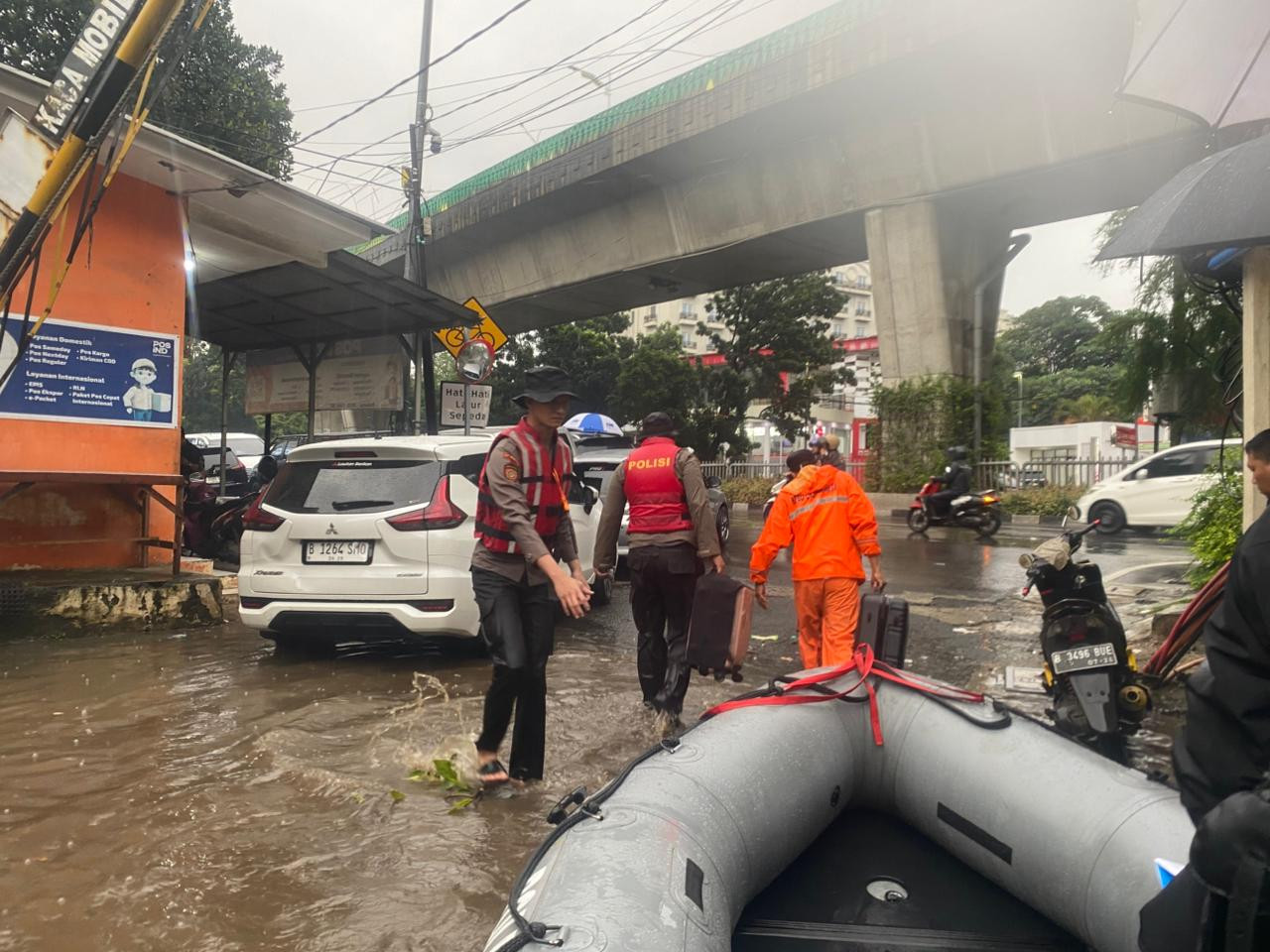 Banjir Rendam Pondok Karya Jaksel, Polisi-TNI Prioritaskan Evakuasi Kelompok Rentan