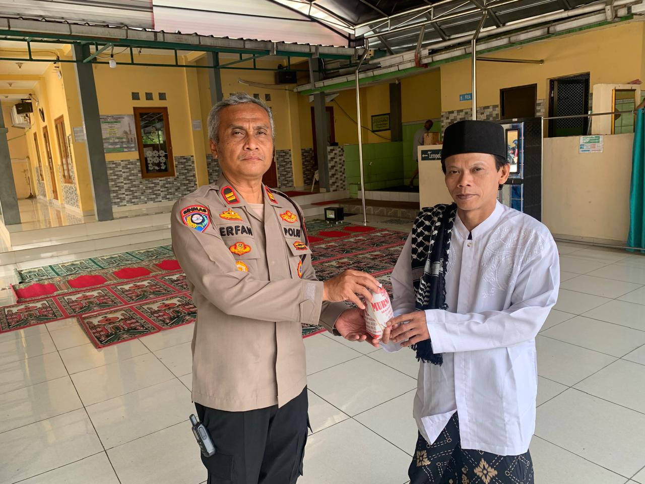 Jumat Peduli, Polsek Koja Salurkan Bansos dan Ajak Warga Perkuat Keamanan Lingkungan