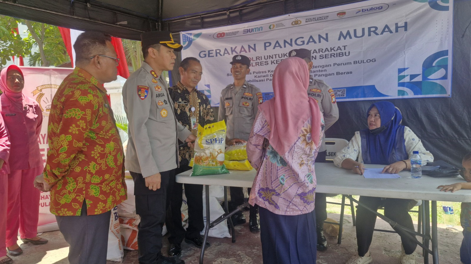 Polres Kepulauan Seribu Gelar Gerakan Pangan Murah Bersama Bulog di Polsek Kepulauan Seribu Utara