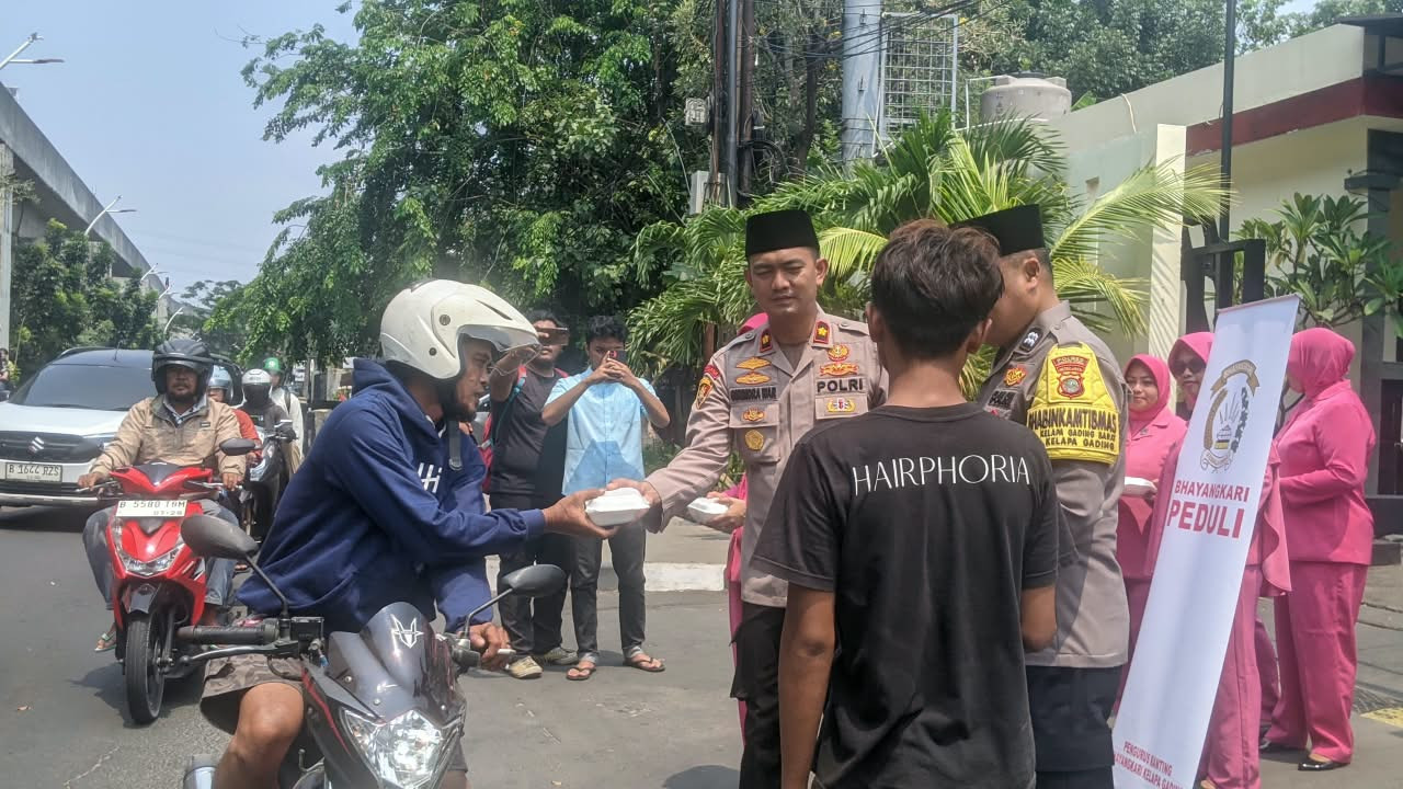 Jumat Peduli, Polsek Kelapa Gading Bagikan 50 Nasi Kotak untuk Ojol dan Warga