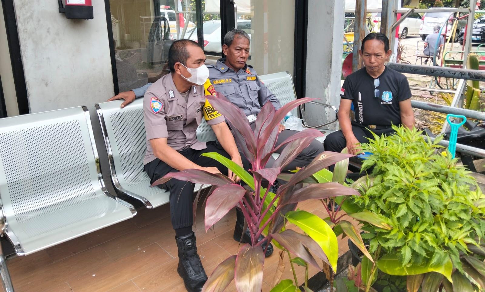 Bhabinkamtibmas Jatiwarna Sambangi Pos Security PMI, Ingatkan Warga Perkuat Keamanan Lingkungan