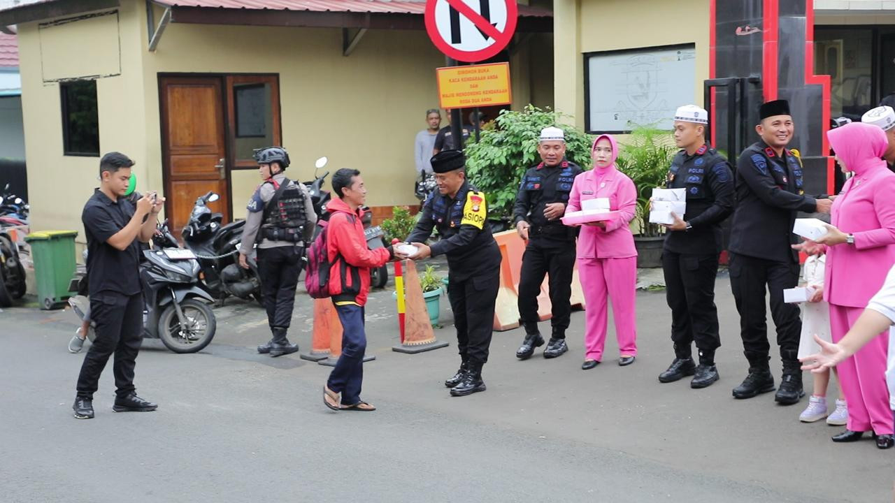 Brimob Polda Metro Jaya Bagi Takjil untuk Warga di Depan Mako Gegana