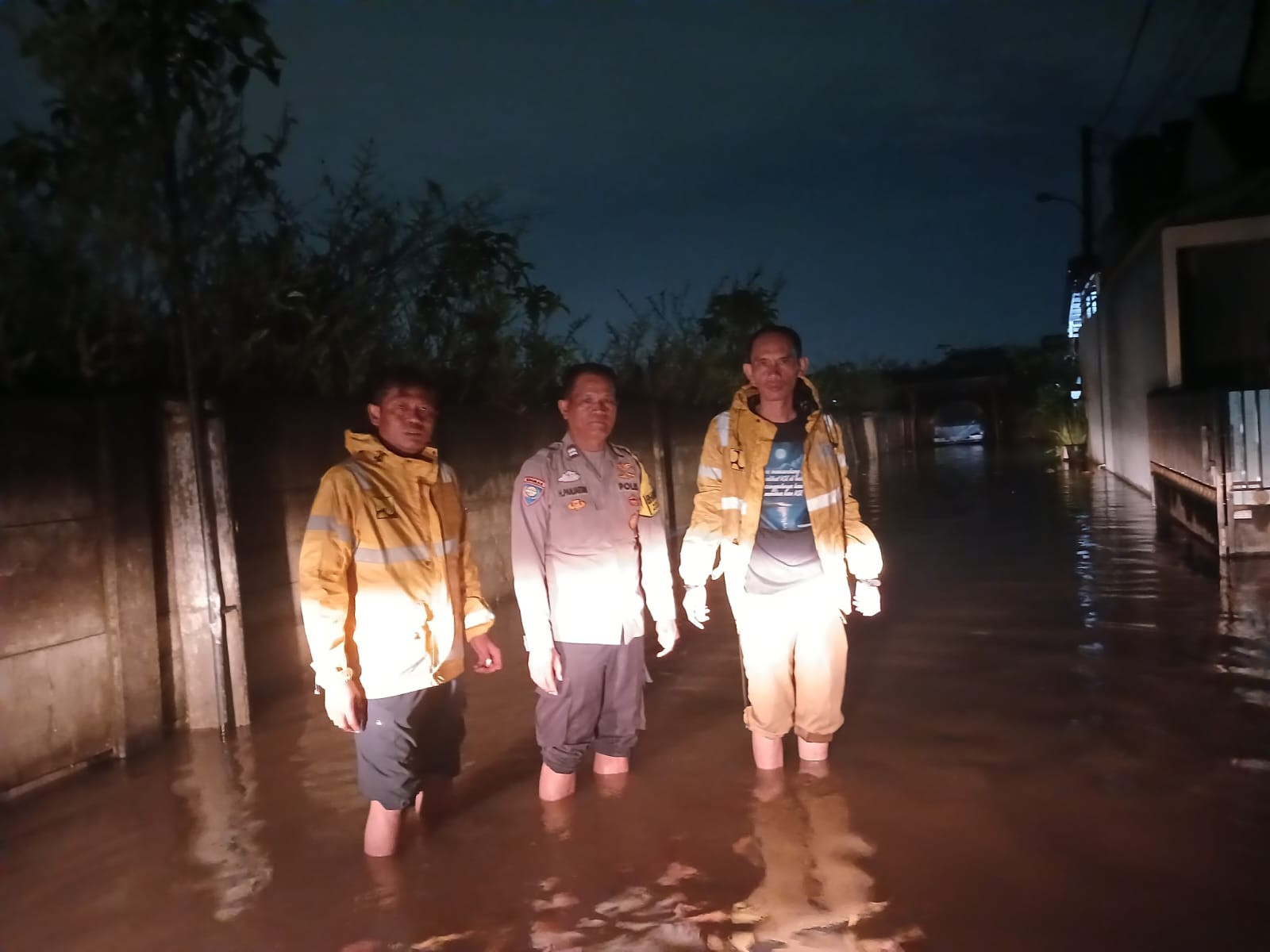 Tindak Lanjut Laporan 112, Petugas Gabungan Jatisampurna Cek Lokasi Banjir di Perumahan Christa Residence