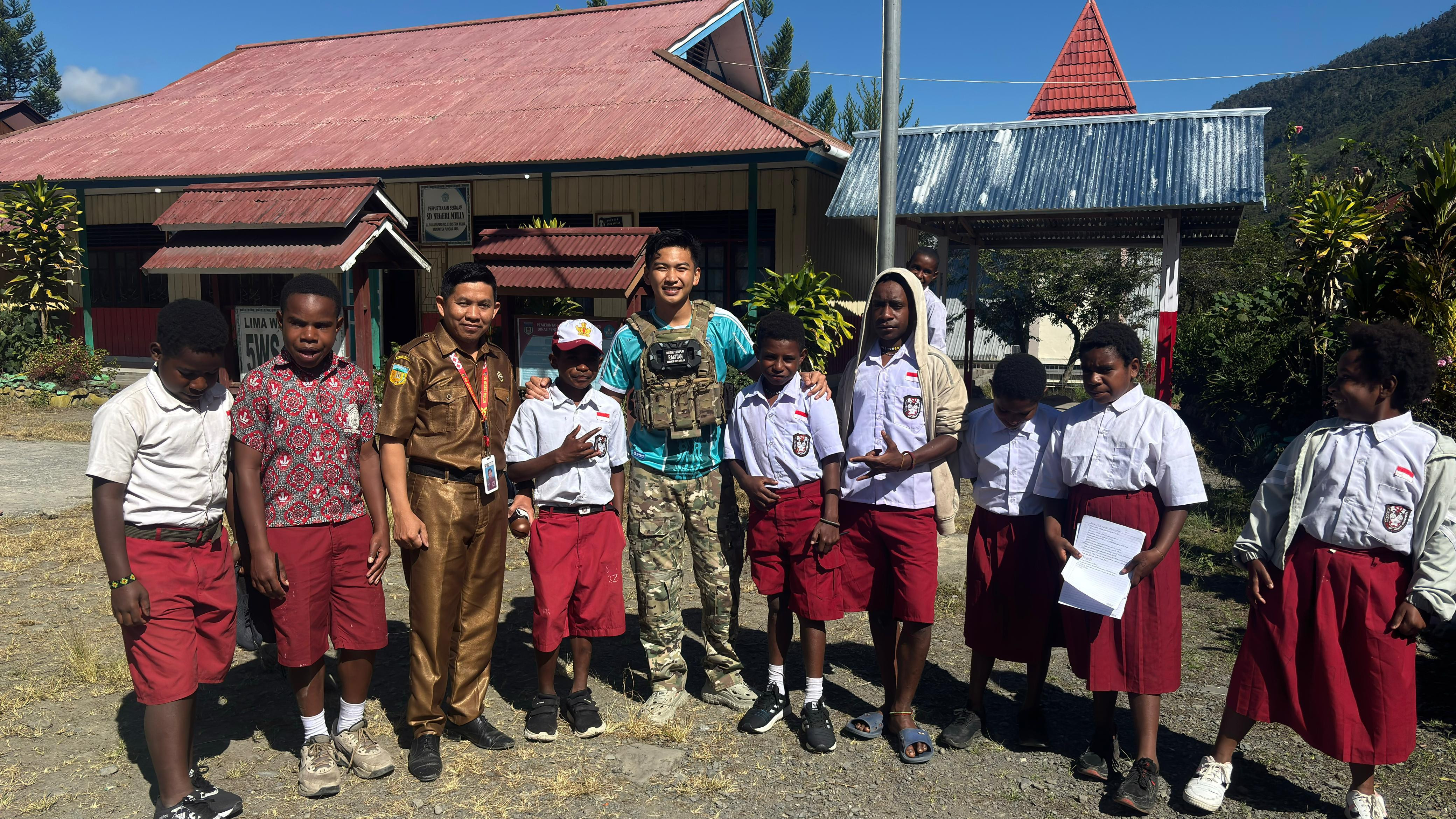 Kebersamaan Satgas Operasi Damai Cartenz dengan Anak-Anak di SD Negeri Mulia Puncak Jaya