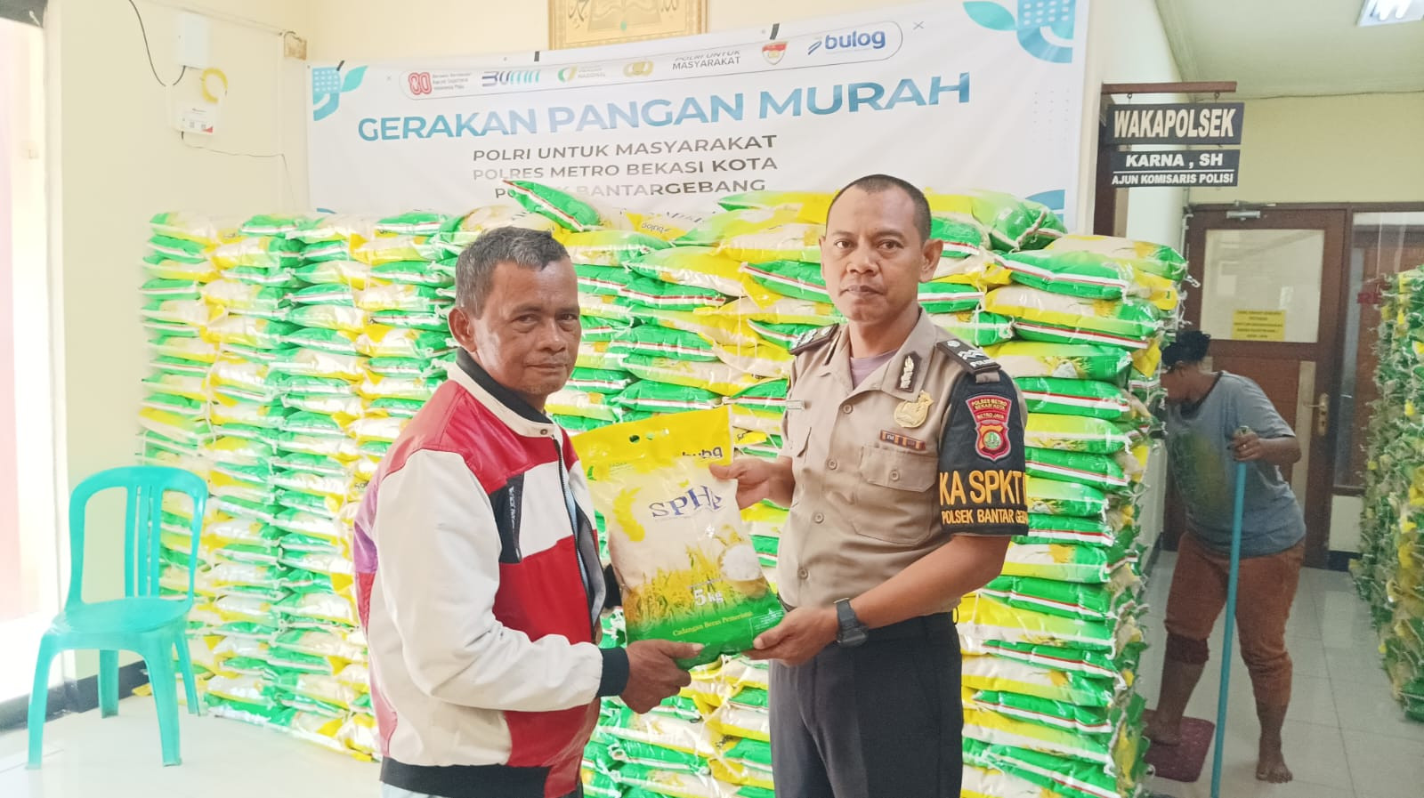 Polsek Bantar Gebang Gelar Gerakan Pangan Murah untuk Masyarakat