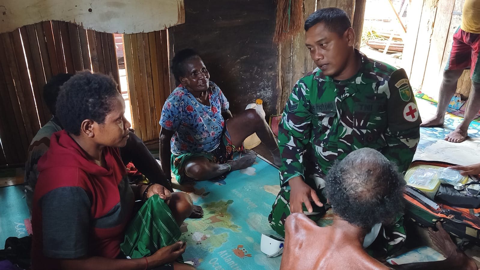 Tim Kesehatan Satgas TMMD Gerak Cepat Layani Warga Yang Sakit