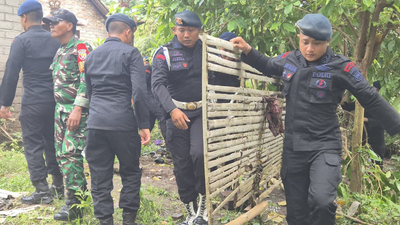 Pasca Banjir di Bali, Polisi Turun Bantu Warga Bersih-Bersih Lokasi Bencana