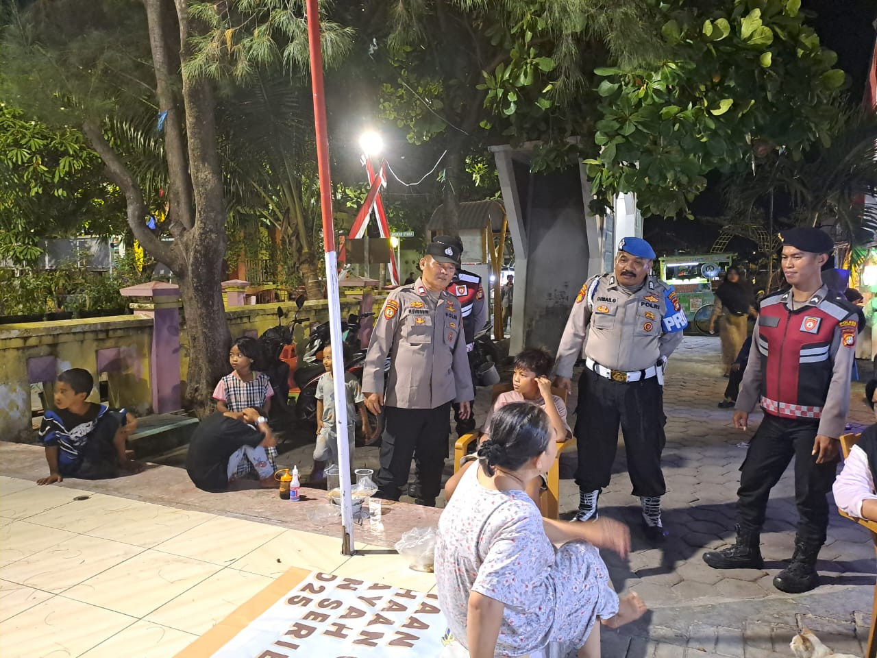 Polisi Humanis Polsek Kepulauan Seribu Utara Gelar Patroli Malam, Himbau Warga Jauhi Judi Online