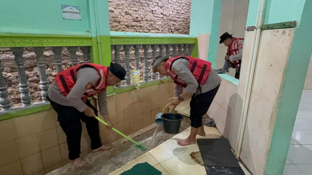 Jelang Ramadhan, Dit Samapta Polda Metro Jaya Bersih-bersih Mushola Terdampak Banjir Di Jaktim