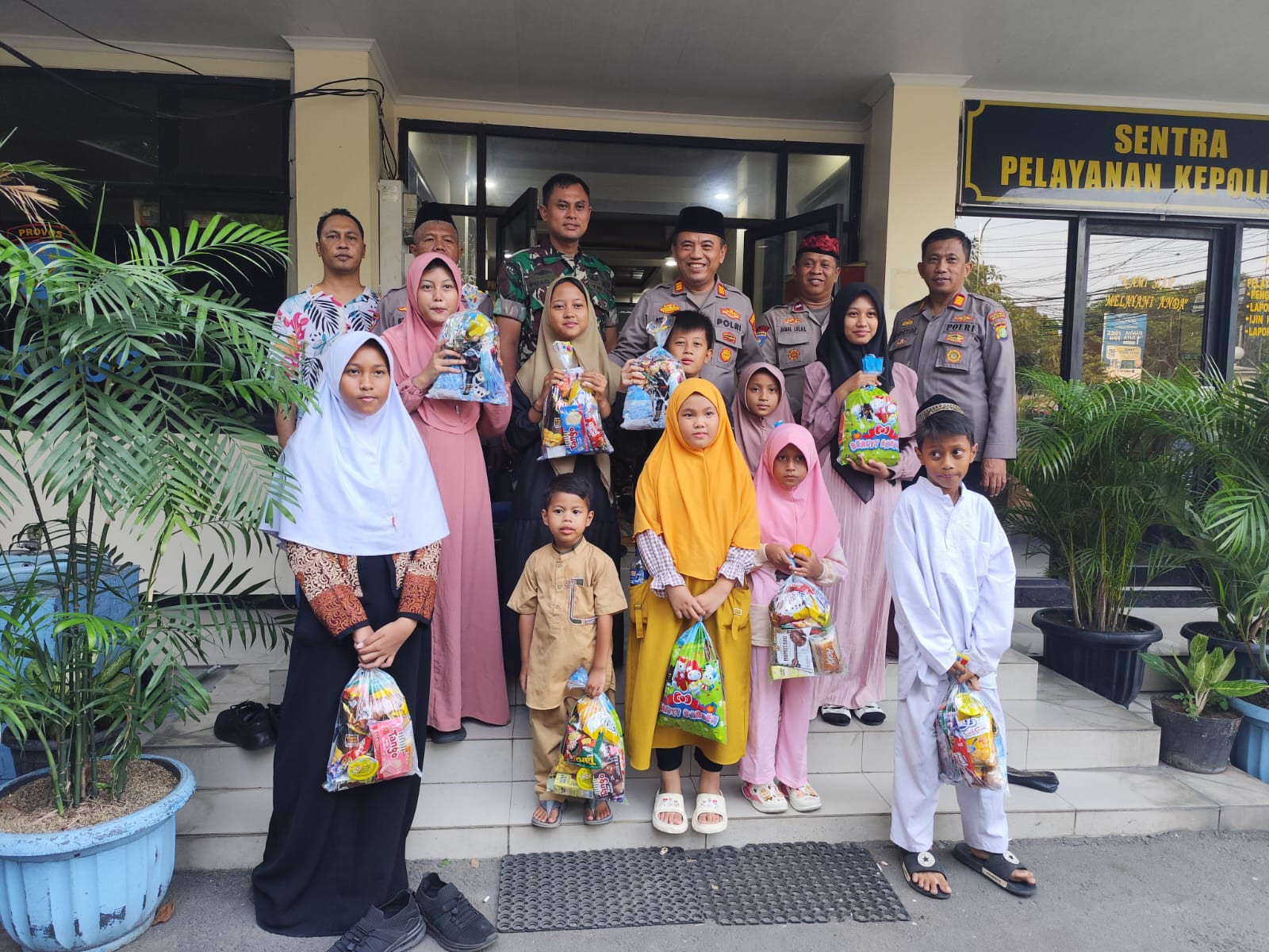 Polsek Rawa Lumbu Gelar Kegiatan “Berbagi Kasih” Bersama Anak Yatim, Ojek Online, Pemulung, dan Pengamen Jalanan