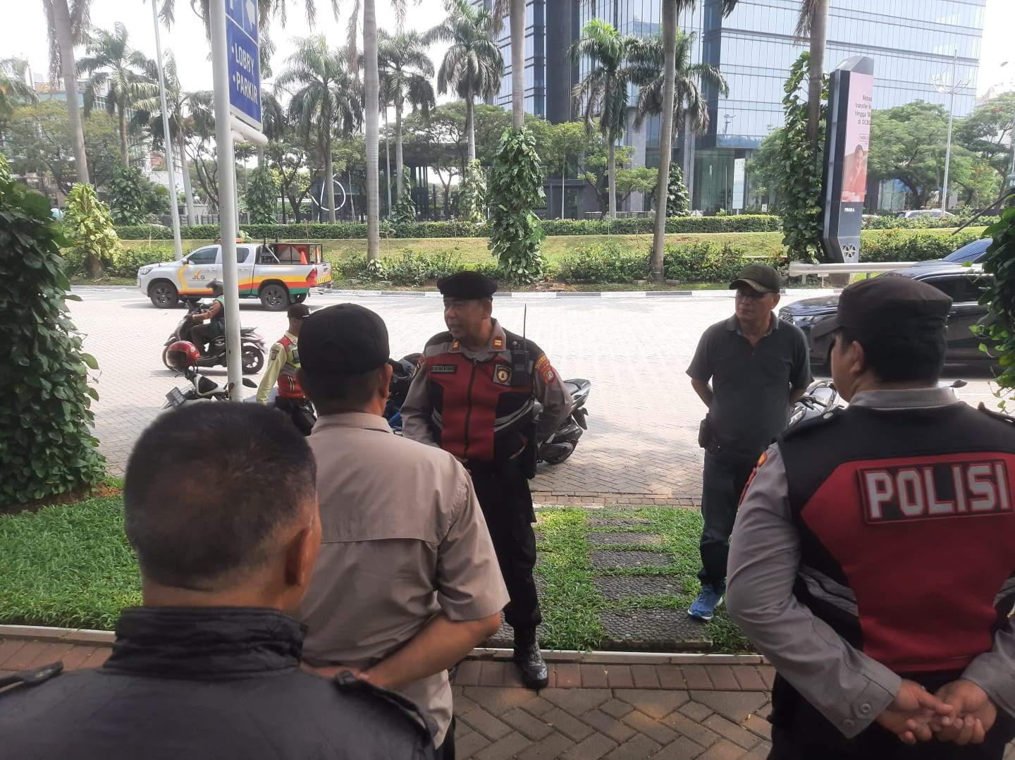 Polsek Metro Penjaringan Siagakan Personel, Pengamanan Aksi Mahasiswa di Menara Indomaret PIK Dilaksanakan Humanis