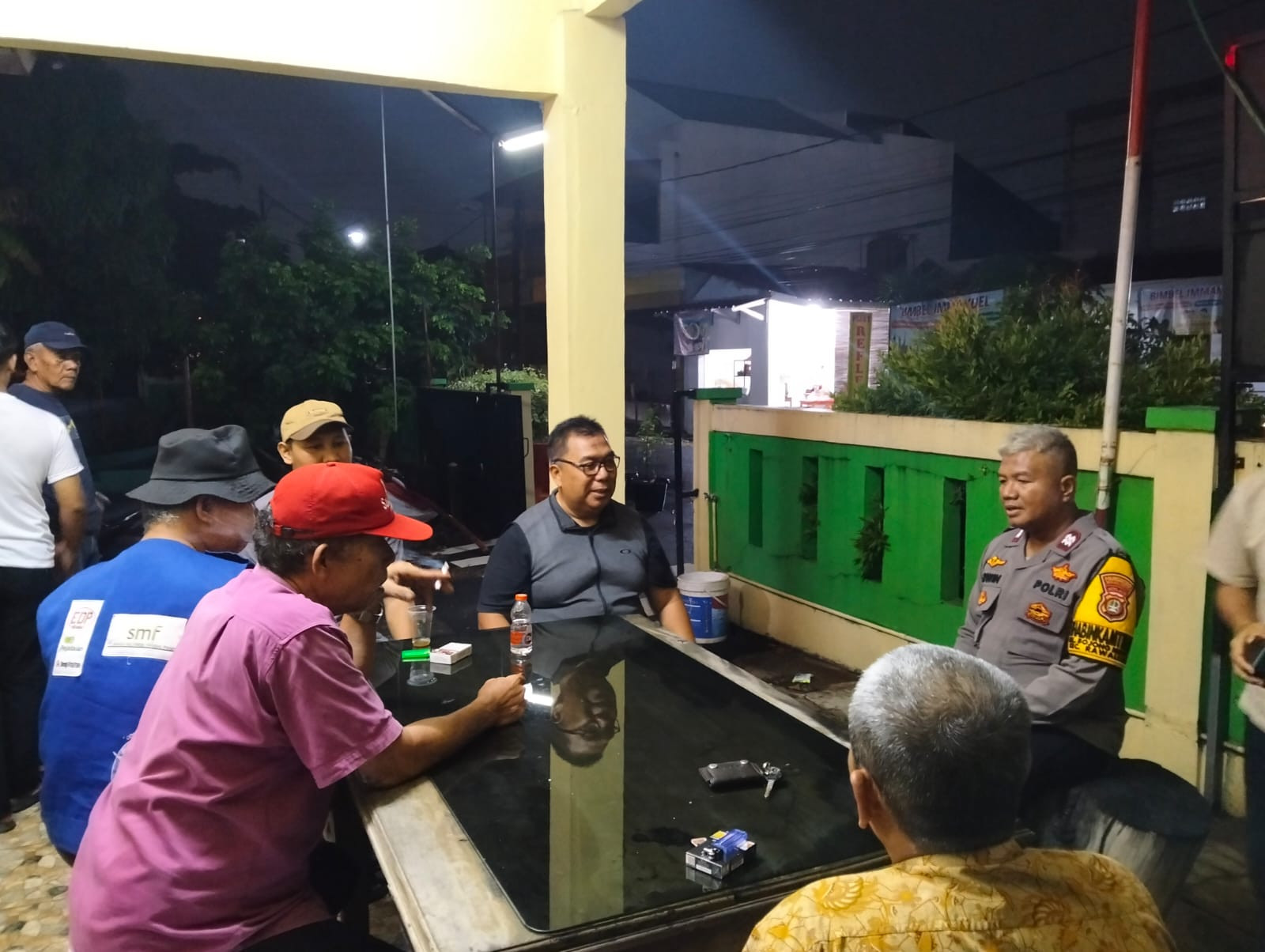 Perkuat Keamanan Lingkungan, Polsek Rawalumbu Sambangi Pos Kamling Bersama Perwira Polda Metro Jaya