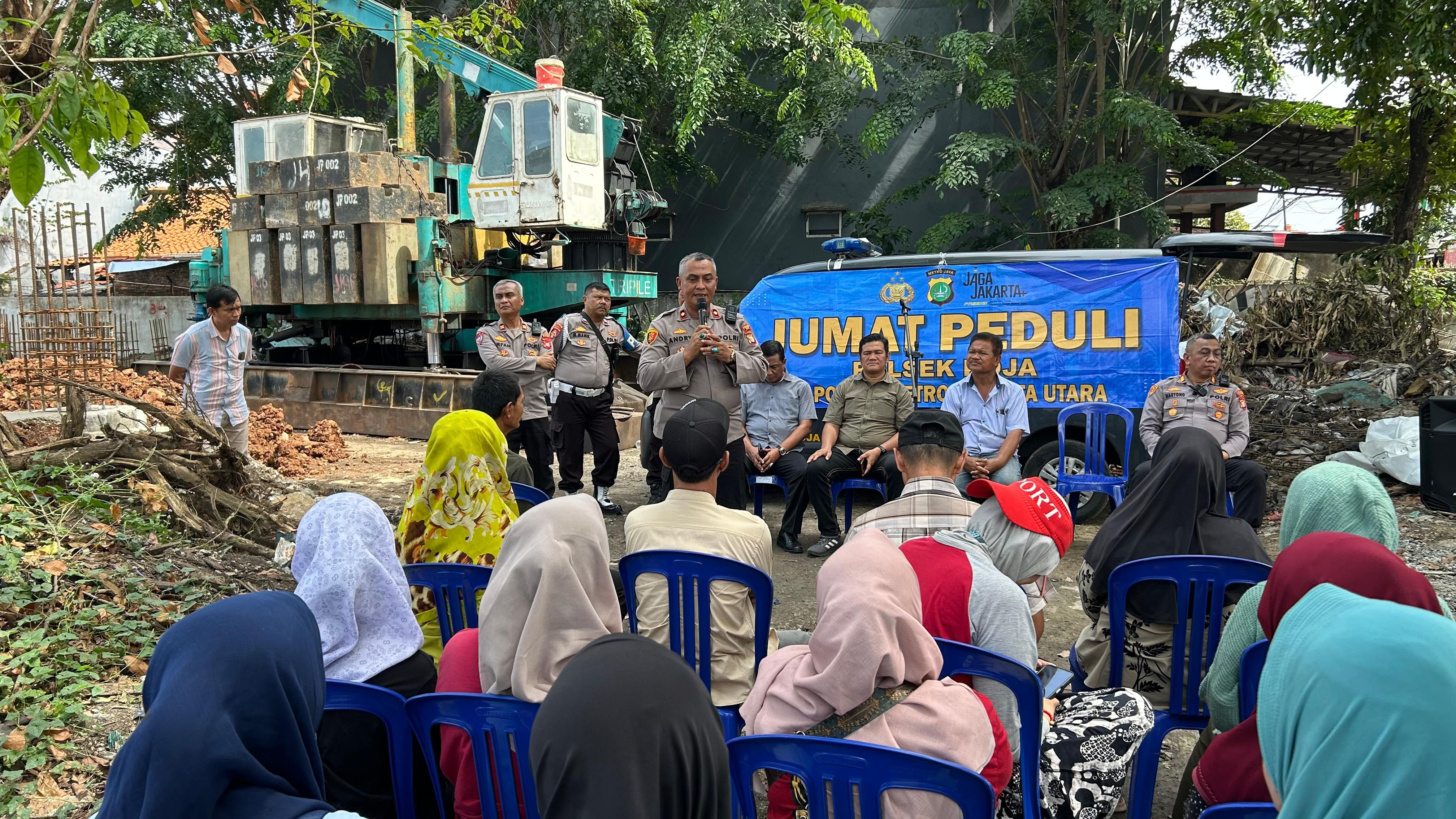 Polsek Koja Gelar Bakti Sosial Jumat Peduli, Bagikan Sembako untuk Warga Tugu Selatan
