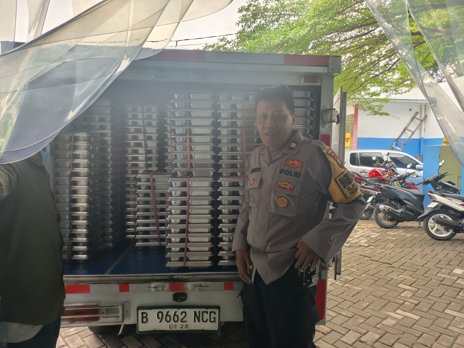 Polisi Kawal Pendistribusian Makan Bergizi Gratis untuk 3.410 Warga di Jakasampurna