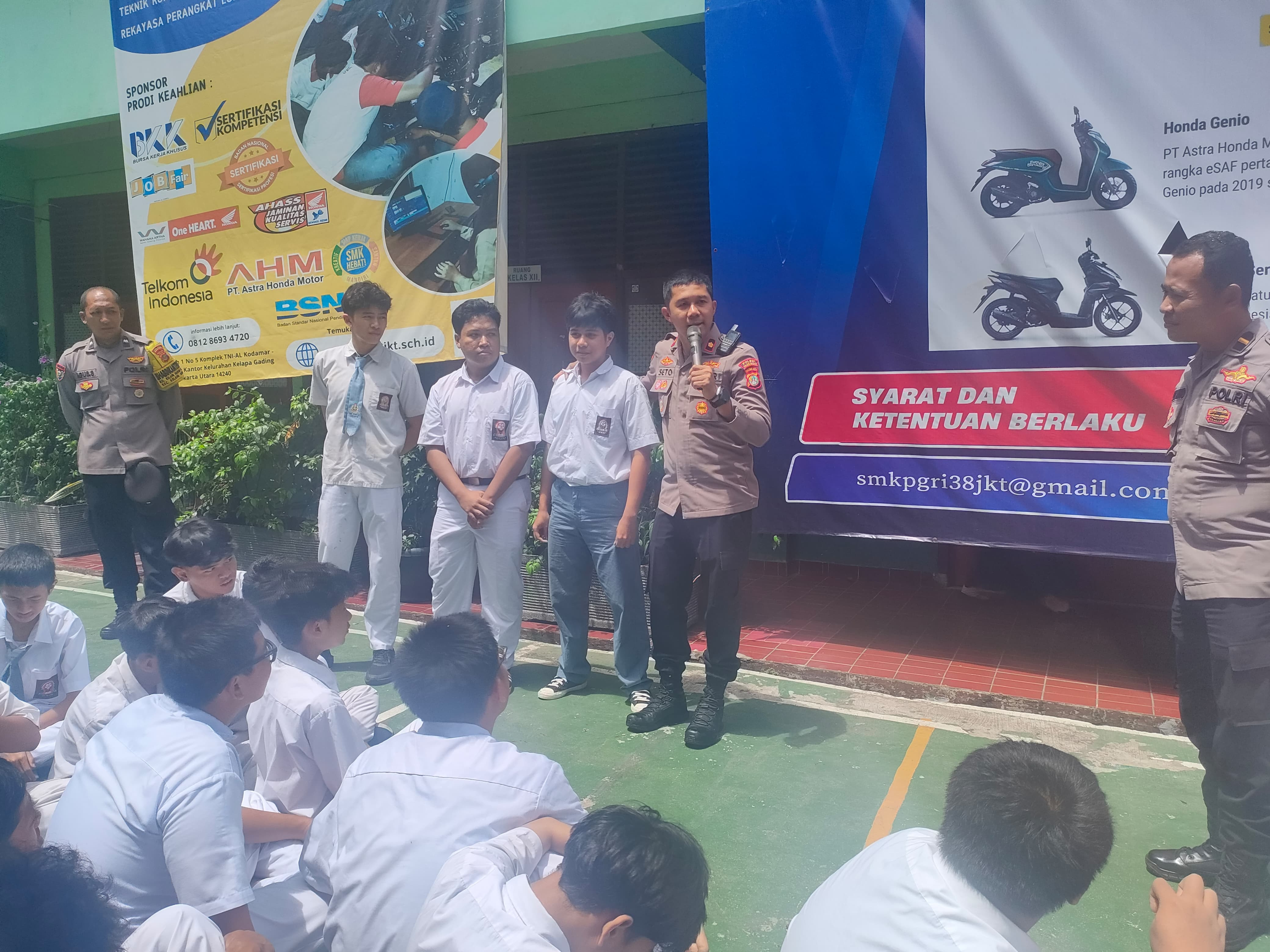 Polisi Masuk Sekolah! Kapolsek Kelapa Gading  Police Goes To School Sosialisasikan Bahaya Kejahatan Digital di Hadapan Pelajar SMA PGRI 12
