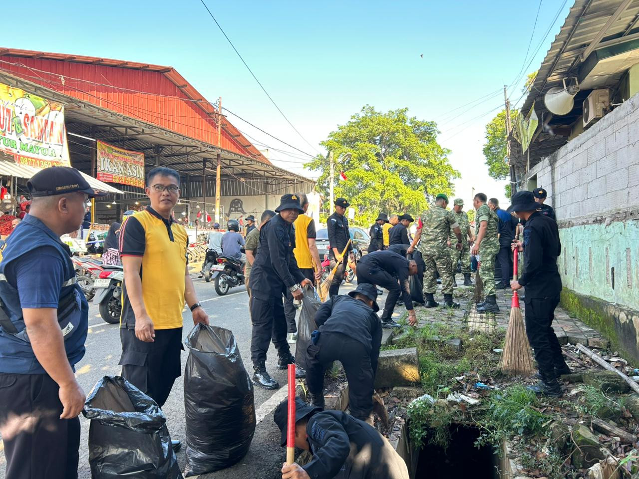 Brimob Polda Metro Jaya Bersihkan Pasar Ciputat, Lingkungan Sehat dan Aktivitas Warga Lebih Nyaman