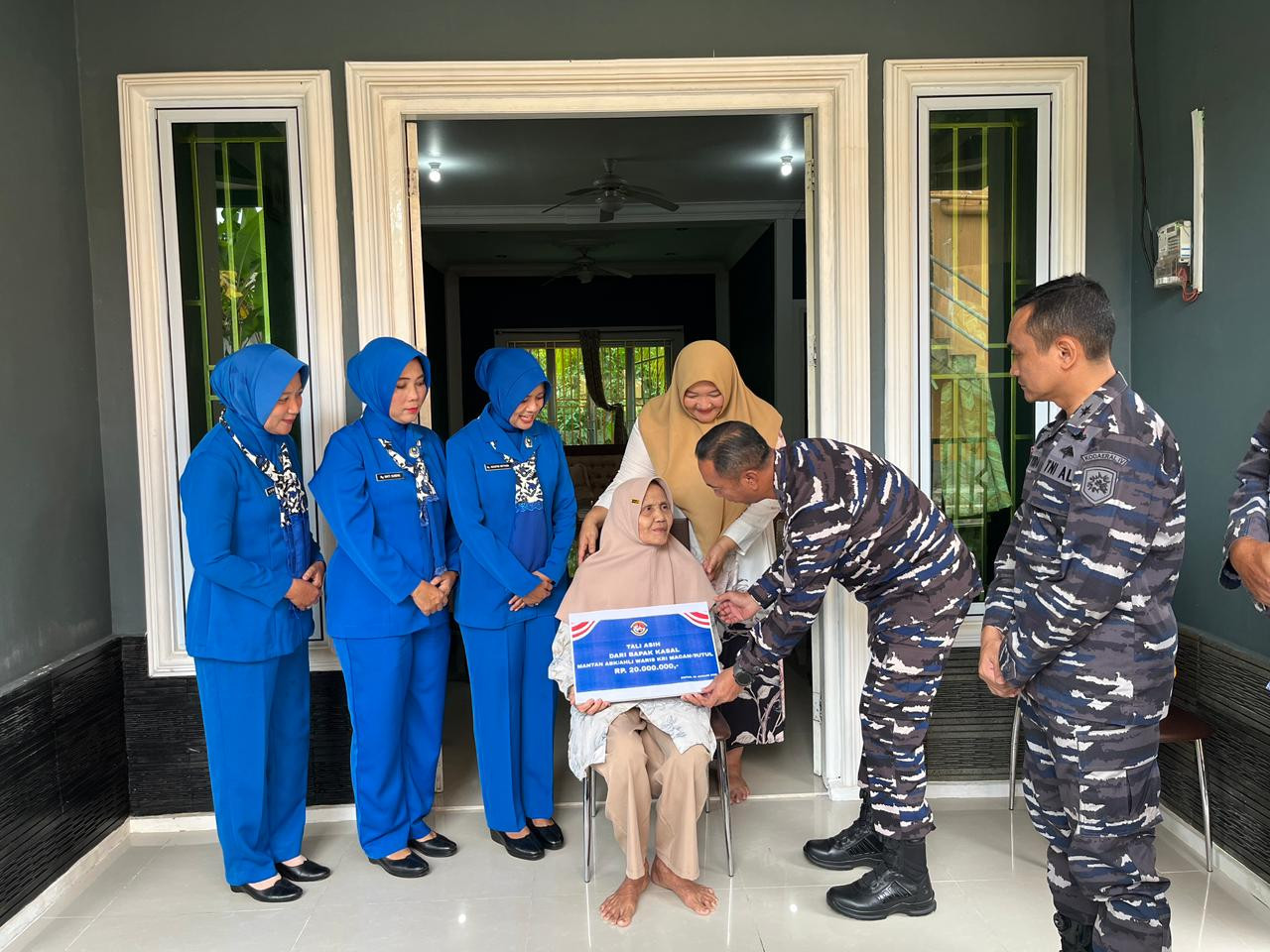 Pemberian Tali Asih Kepada Ahli Waris Pelaku Sejarah Pertempuran Aru 1962