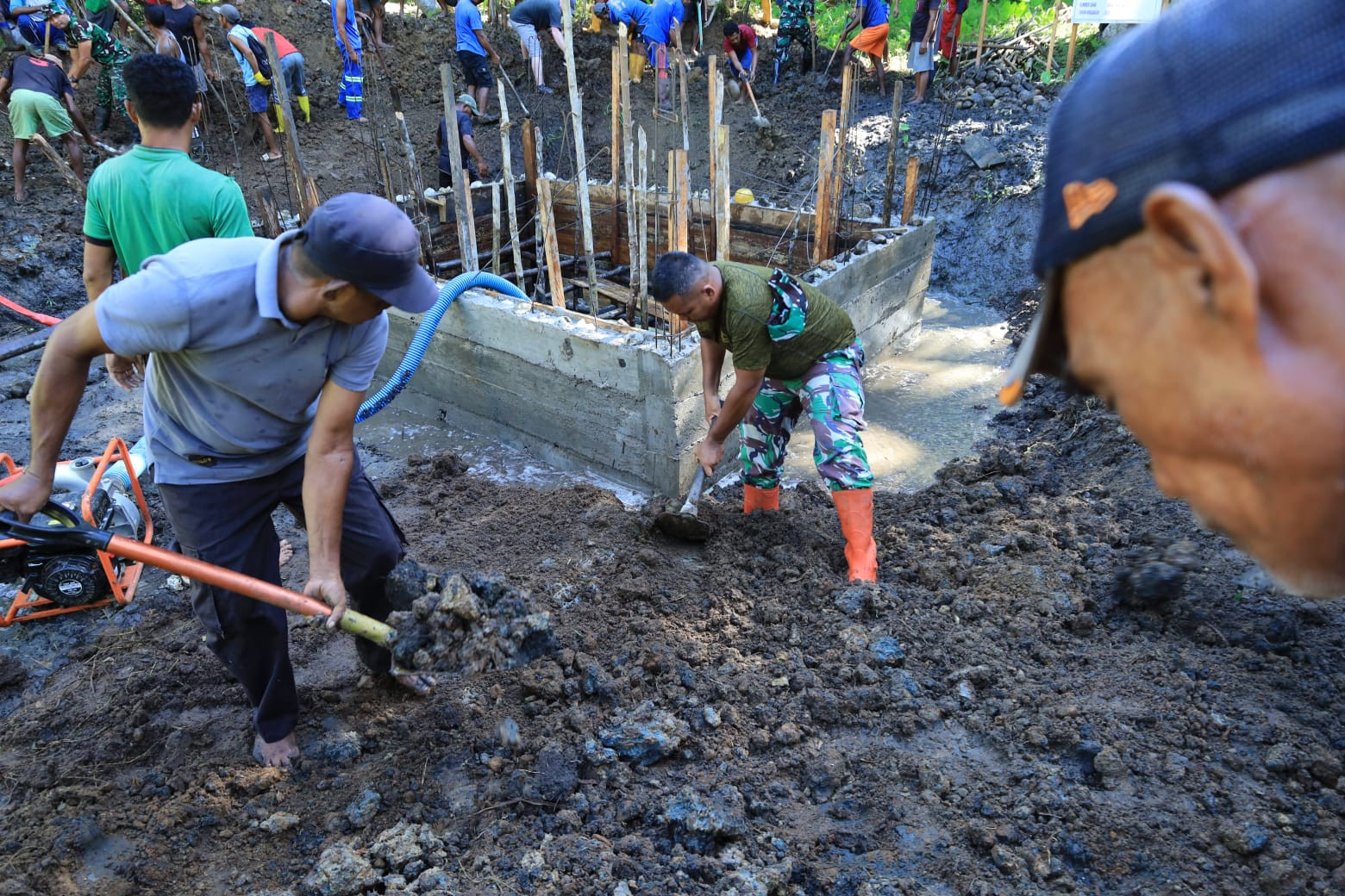 Wujudkan Impian Warga, Satgas TMMD ke-126 Kodim 1505/Tidore Genjot Pembangunan Sumur Air Bersih
