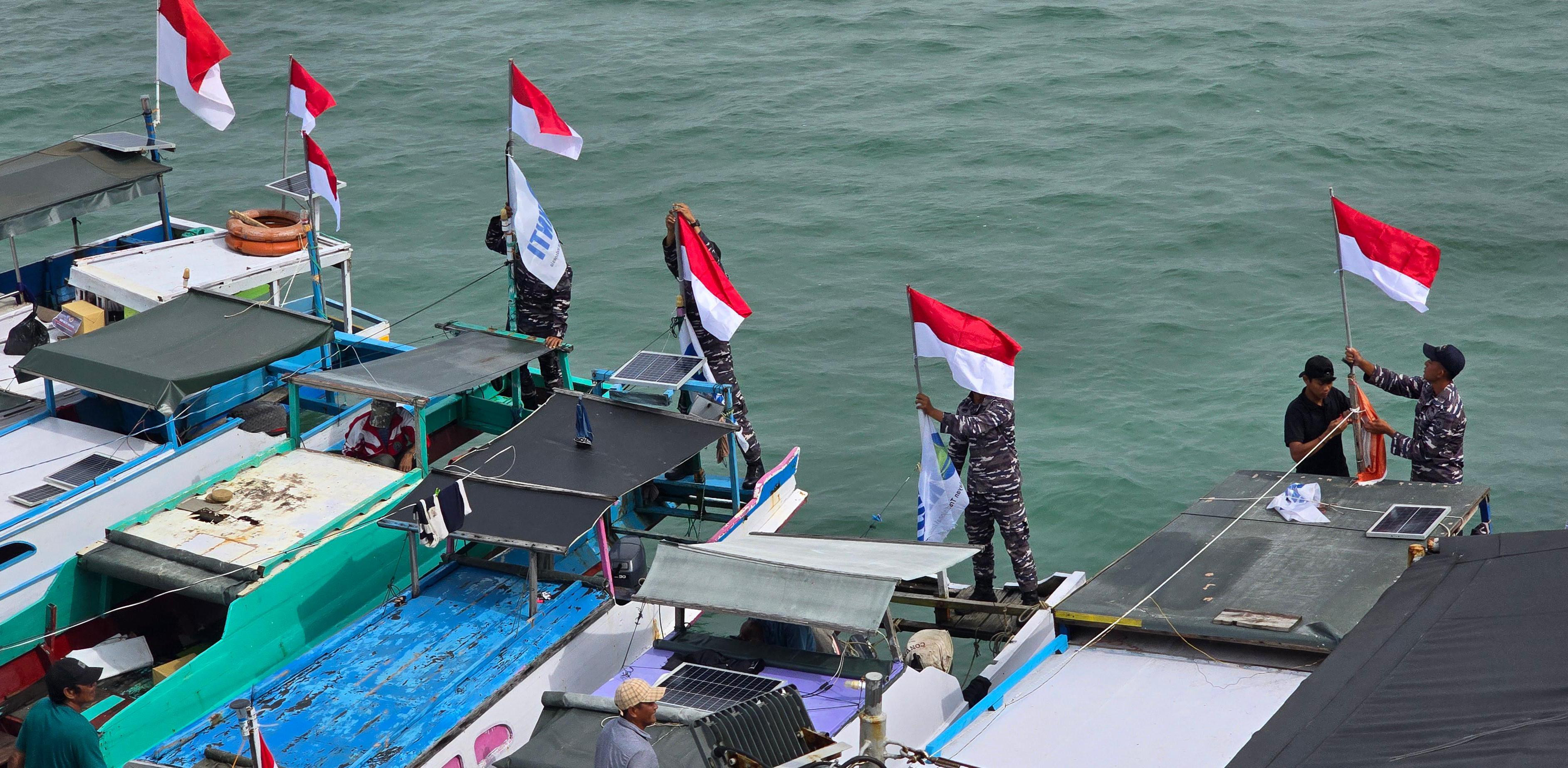 Merah Putih Berkibar di Ujung Negeri, KRI Ajak-653 Gelar Baksos dan Bagikan Bendera Jelang HUT Ke-80 RI