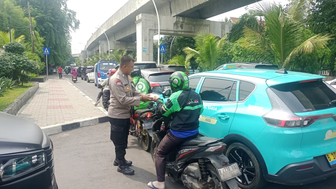 Polsek Kelapa Gading Gelar Jumat Berkah, Bagikan 50 Nasi Kotak kepada Warga dan Pengemudi Ojol