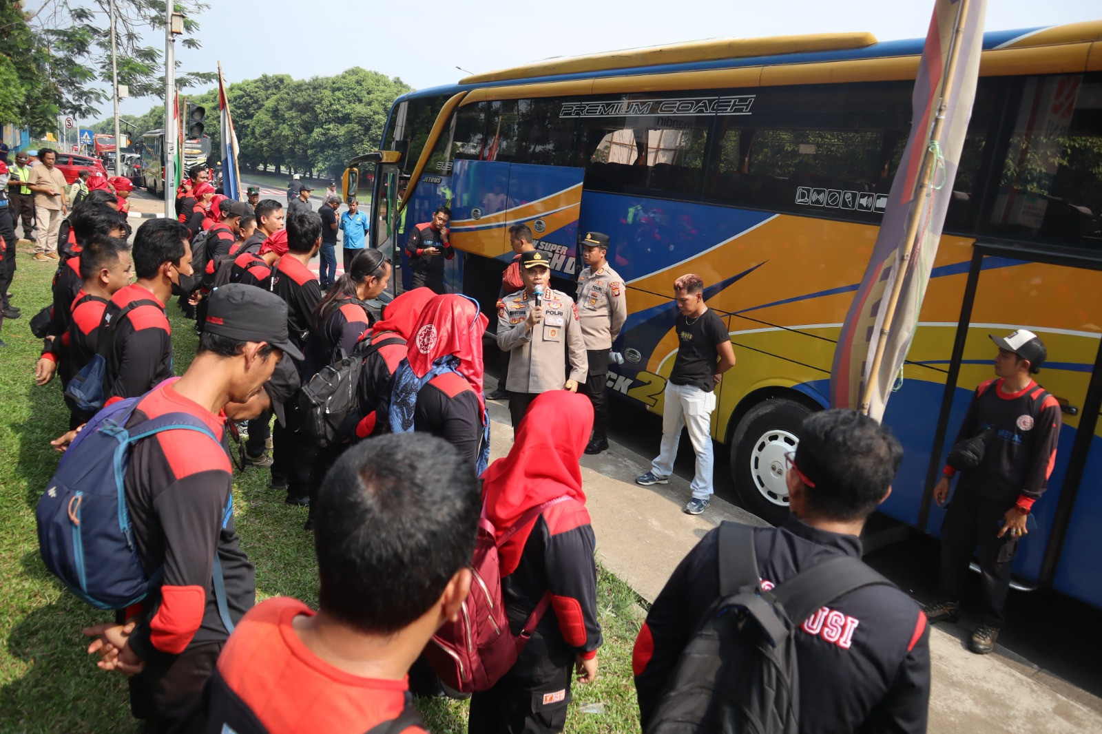 Kapolres Metro Bekasi Dampingi Keberangkatan Massa FSPMI Menuju JICC Senayan, Pastikan Situasi Aman dan Tertib