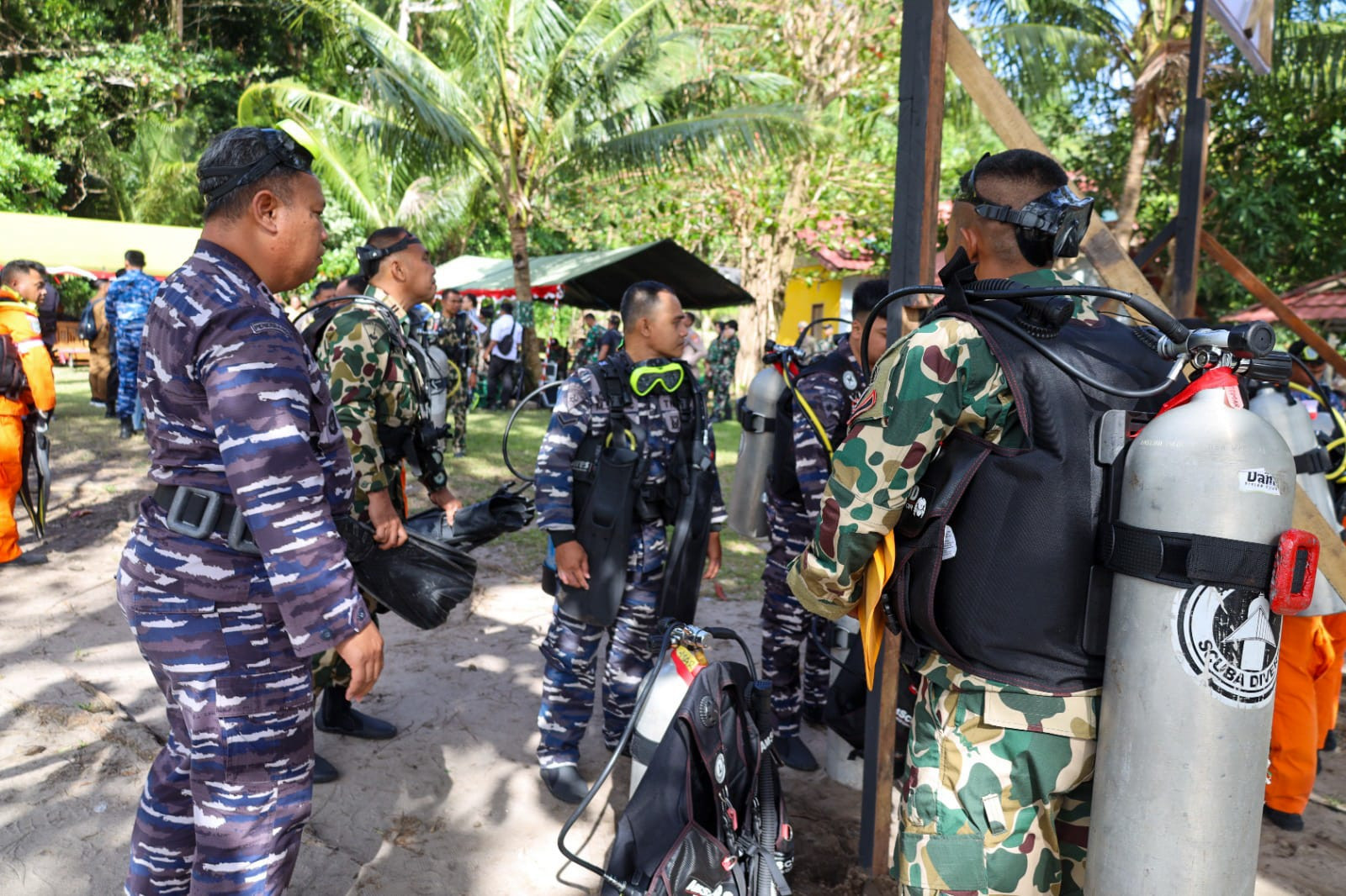 Songsong HUT Republik Indonesia Ke-80, Kodaeral IX Ambon dan Forkopimda Maluku Kibarkan Bendera Bawah Laut