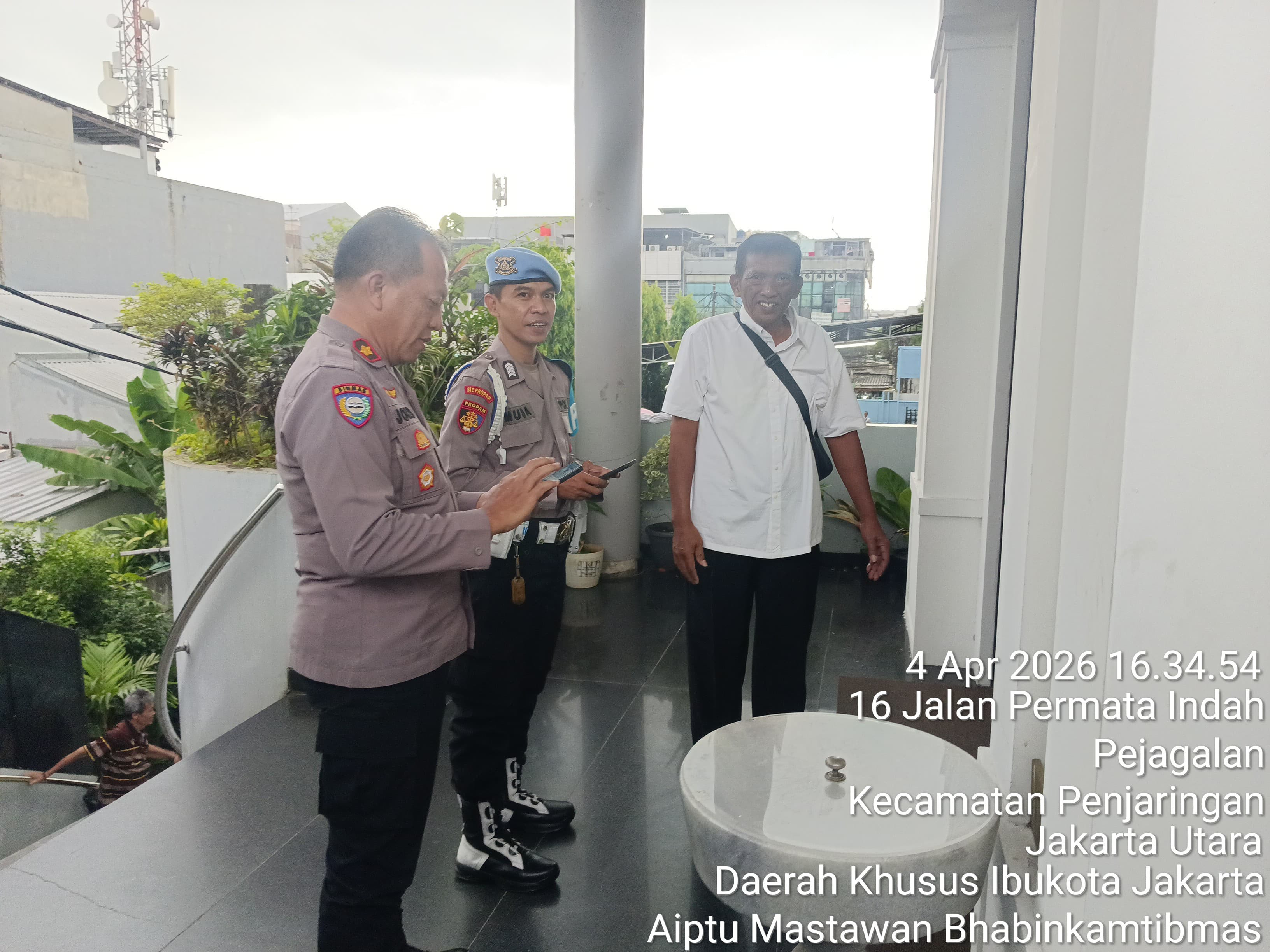 Polisi Kawal Ibadah Sabtu Suci di Gereja Santo Philipus Rasul, Berjalan Lancar dan Khusyuk