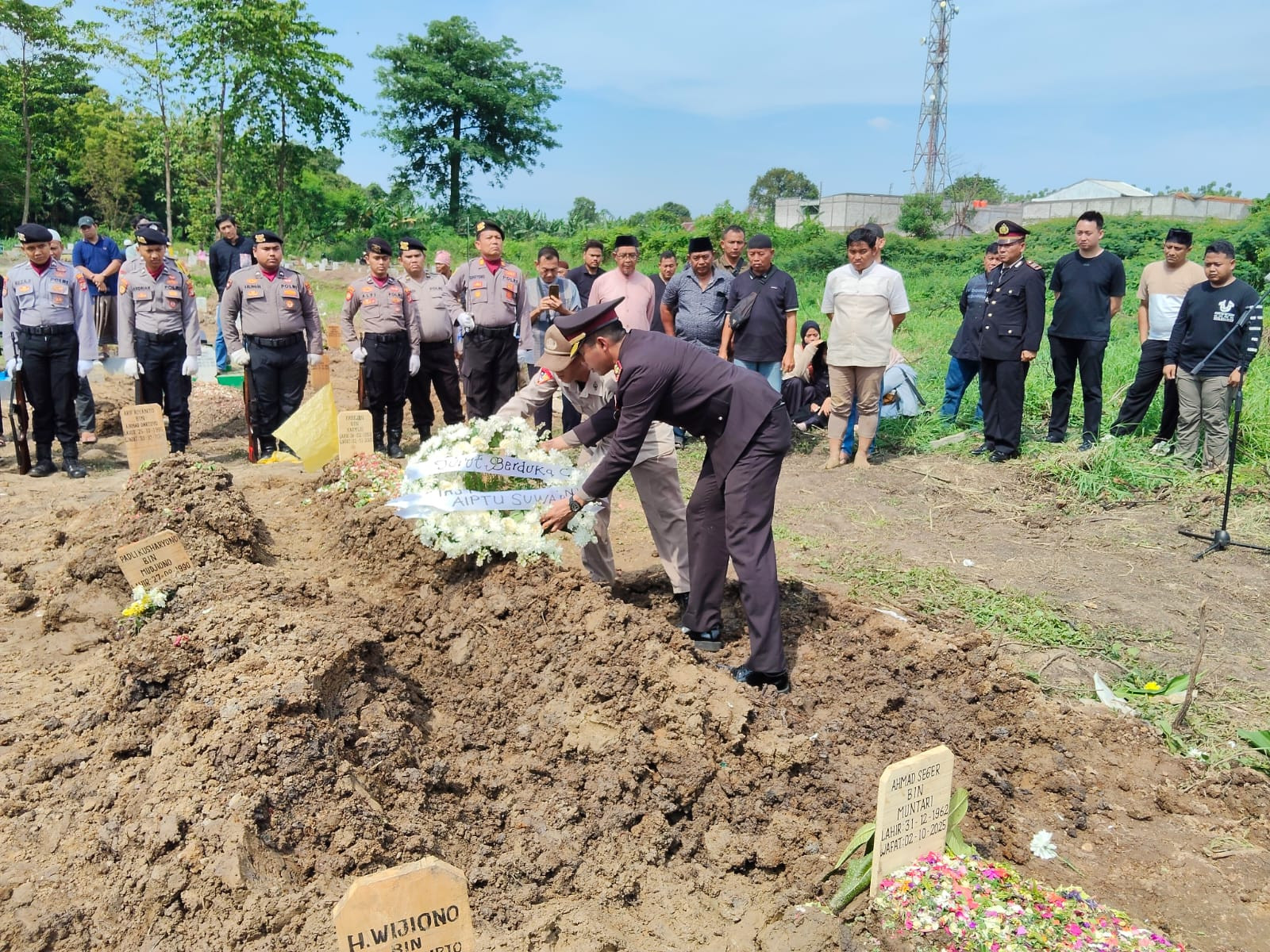 Kapolsek Kelapa Gading Gelar Upacara Kedinasan Pemakaman Aiptu Suwarto dengan Penuh Khidmat