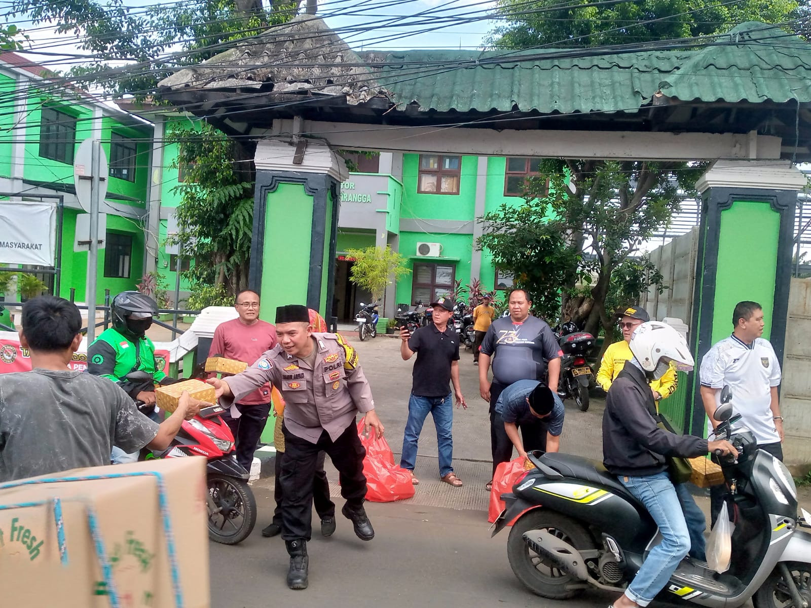 Sinergi Tiga Pilar Jatisampurna: Polisi dan Pemerintah Berbagi Nasi Kotak di Jumat Berkah