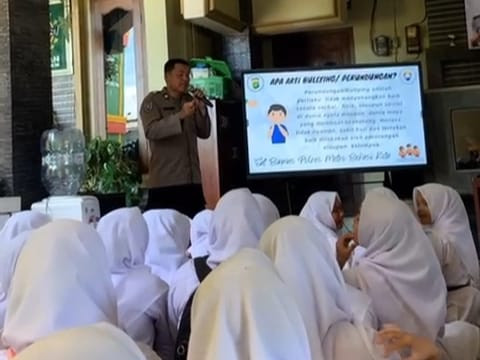 Masuk Sekolah, Polisi di Bekasi Gencarkan Sosialisasi Bahaya Narkoba dan Anti-Bullying