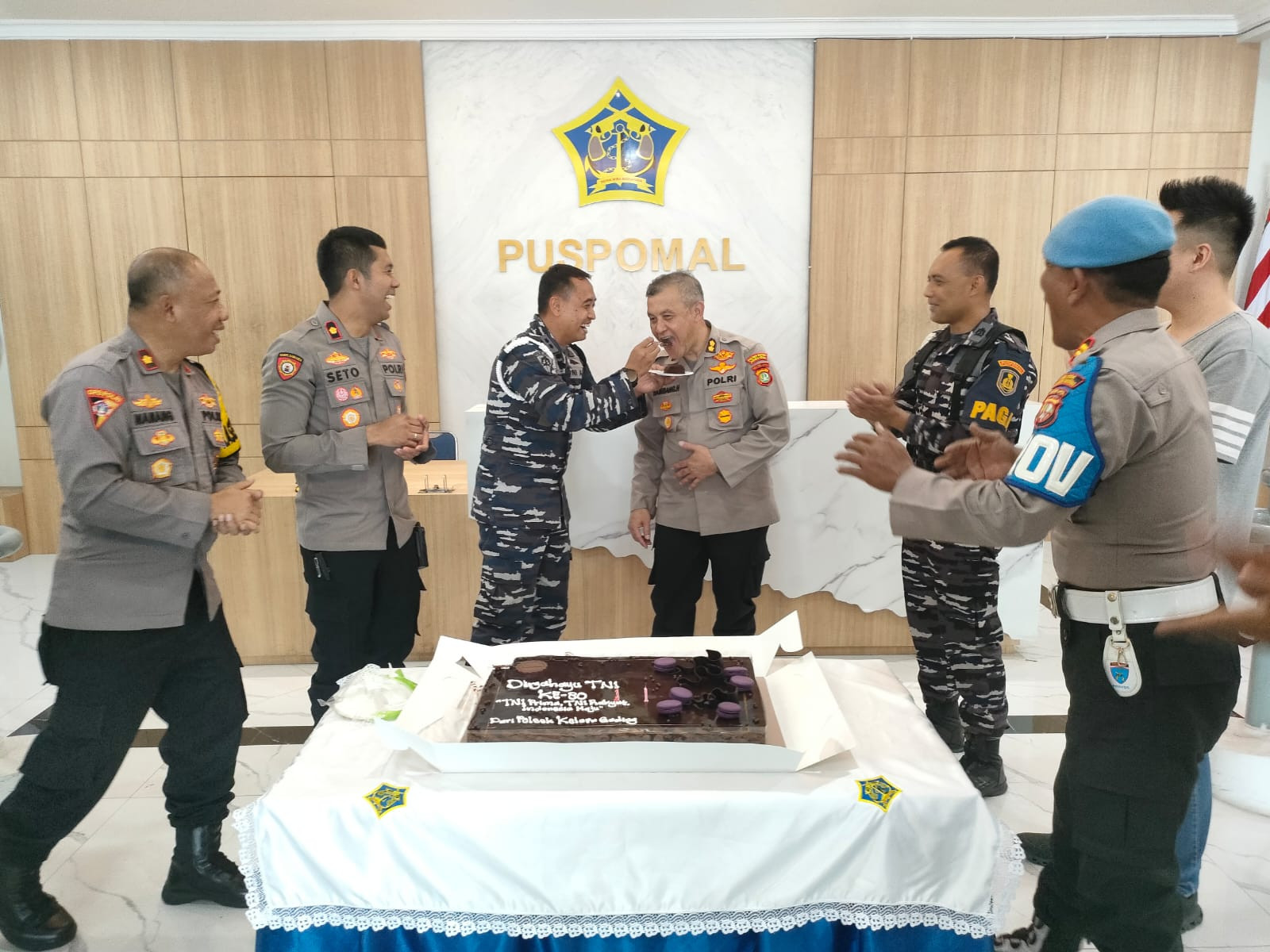 Polres Metro Jakarta Utara dan Polsek Kelapa Gading Beri Kejutan HUT TNI ke-80 di Mako Puspomal TNI AL