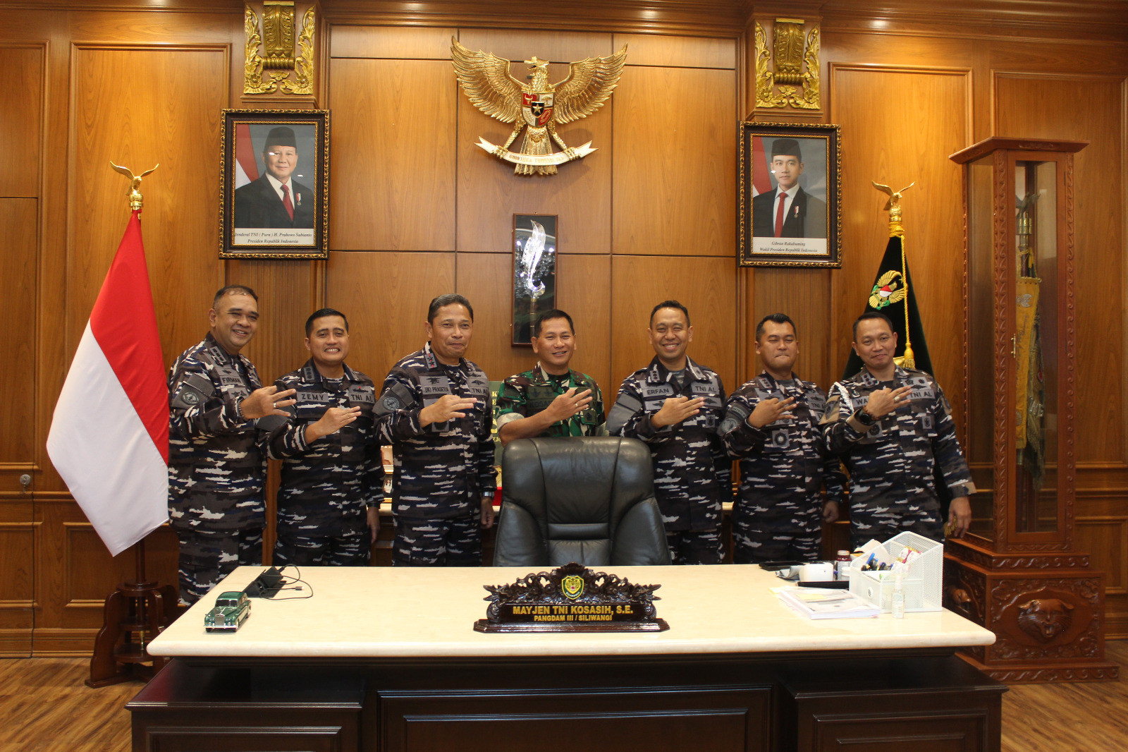 Komandan Lanal Bandung Dampingi Dankodaeral III Laksanakan Kunjungan Kerja Ke Pangdam III/Siliwangi dan Walikota Bandung