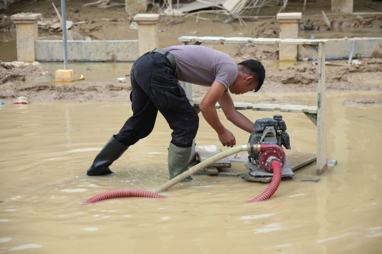 Polri Bantu Kuras Air Yang Merendam Kompi Senapan A Yonif 111 / Karma Bakti, Aceh Tamiang