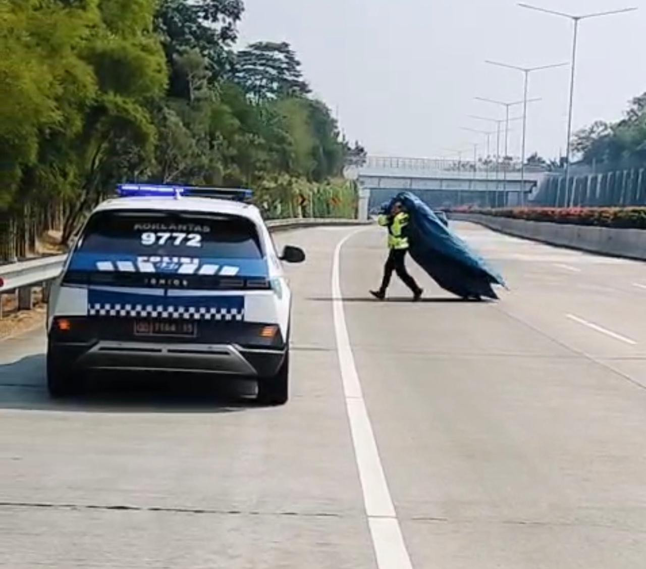Wujud Pelayanan Polantas, Iptu Kosim Amankan Terpal yang Menghalangi Ruas Tol BSD