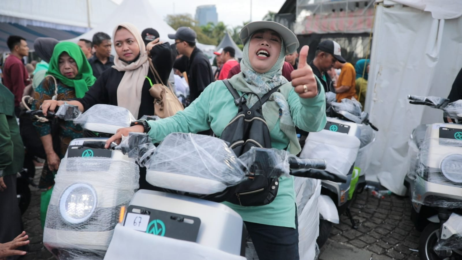 Ungkapan Gembira Warga Dapat Doorprize Motor Listrik di Pasar Murah Pemerintah: Senang Banget, Gak Mimpi!