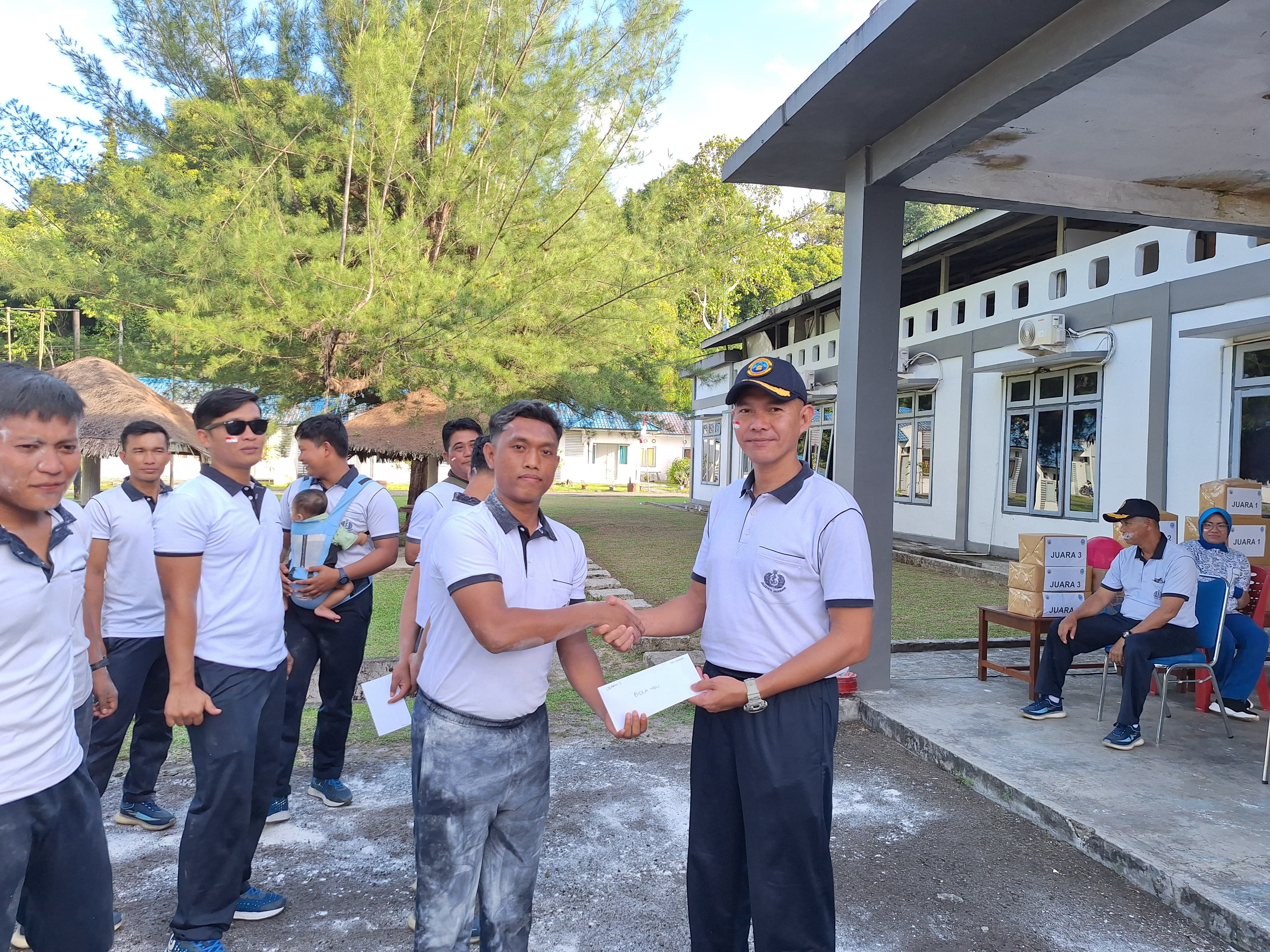 Danlanal Simeulue Beserta Prajurit dan Jalasenastri Lanal Simeulue Laksanakan Olahraga Bersama Meriahkan HUT Ke-80 Kemerdekaan RI