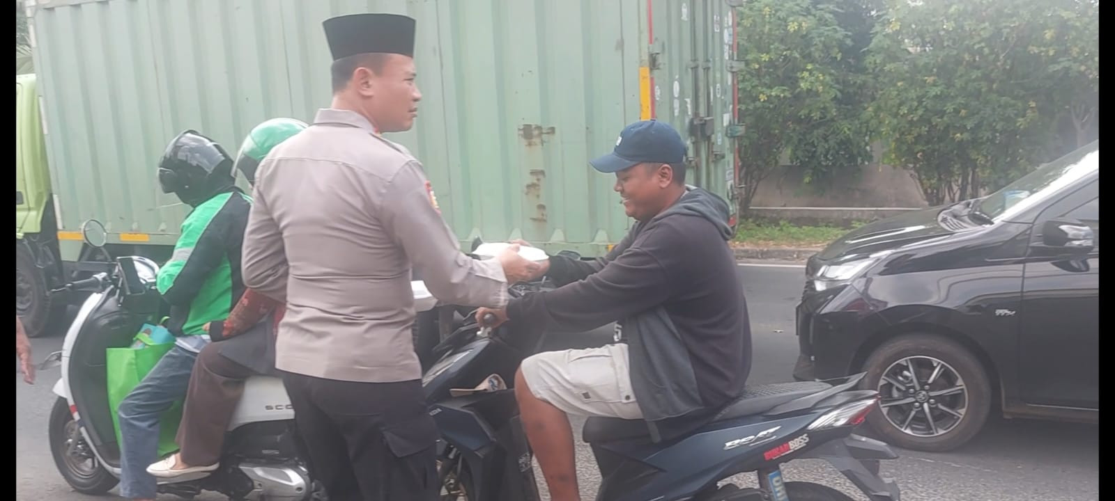 Polsek Kelapa Gading Bagikan 50 Nasi Kotak kepada Ojol dan Warga dalam Program Jumat Peduli