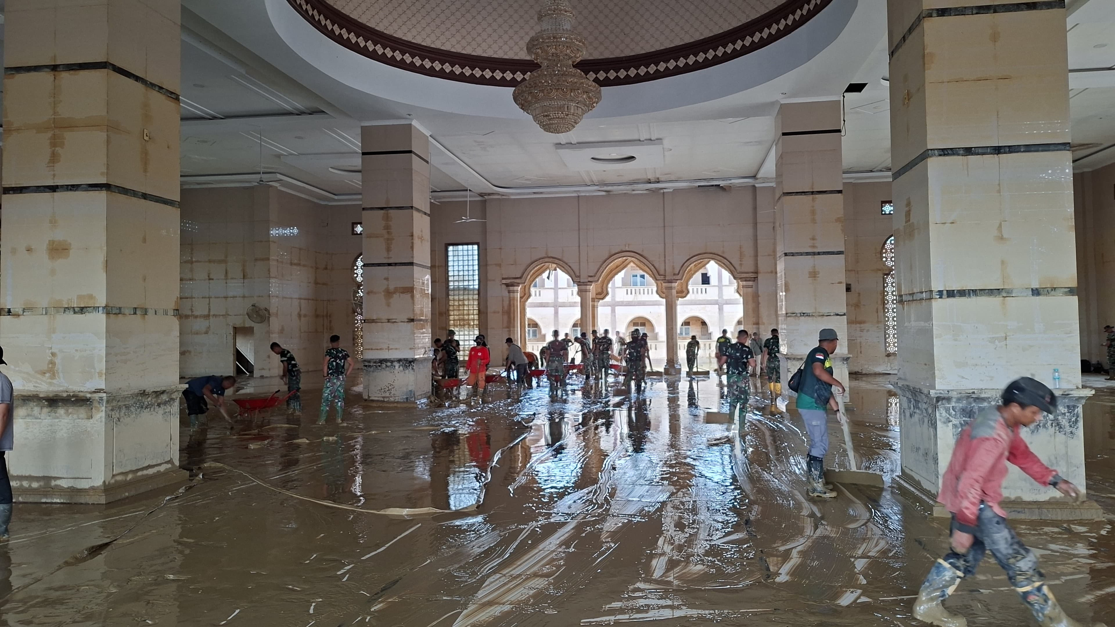 Masjid Kembali Bersih, Ibadah Kembali Khusyuk: Aksi Cepat Satgas Gulbencal Kodam IM di Aceh Tamiang